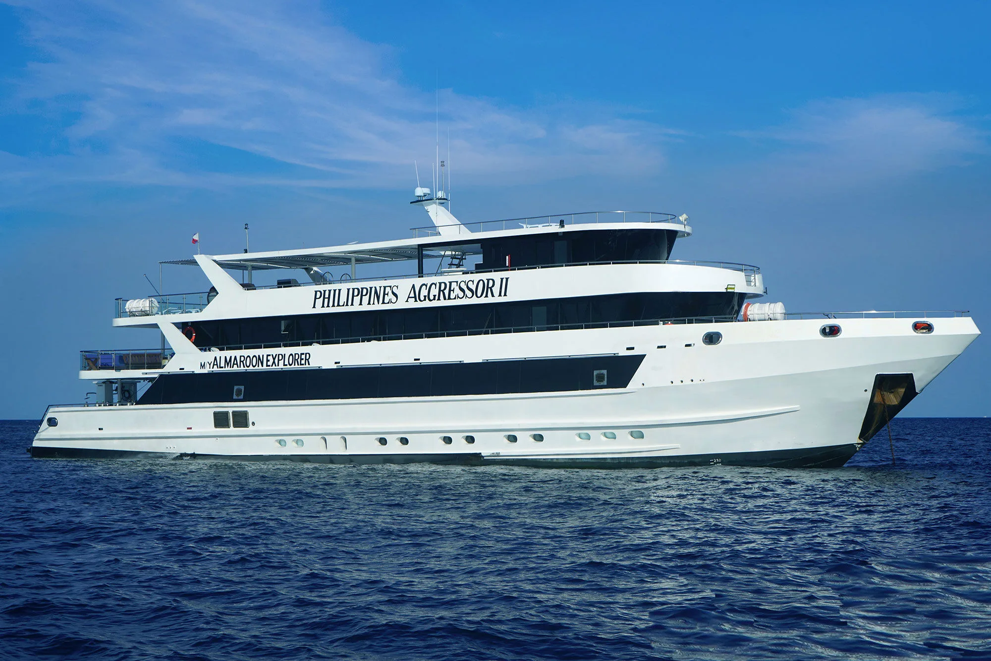 Philippines Aggressor II на якоре — имя судна и второе имя M/Y Almaroon Explorer на белом борту