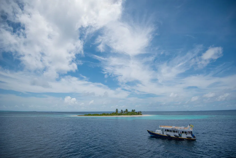 Dive dhoni of Princess Dhonkamana by a sandy island
