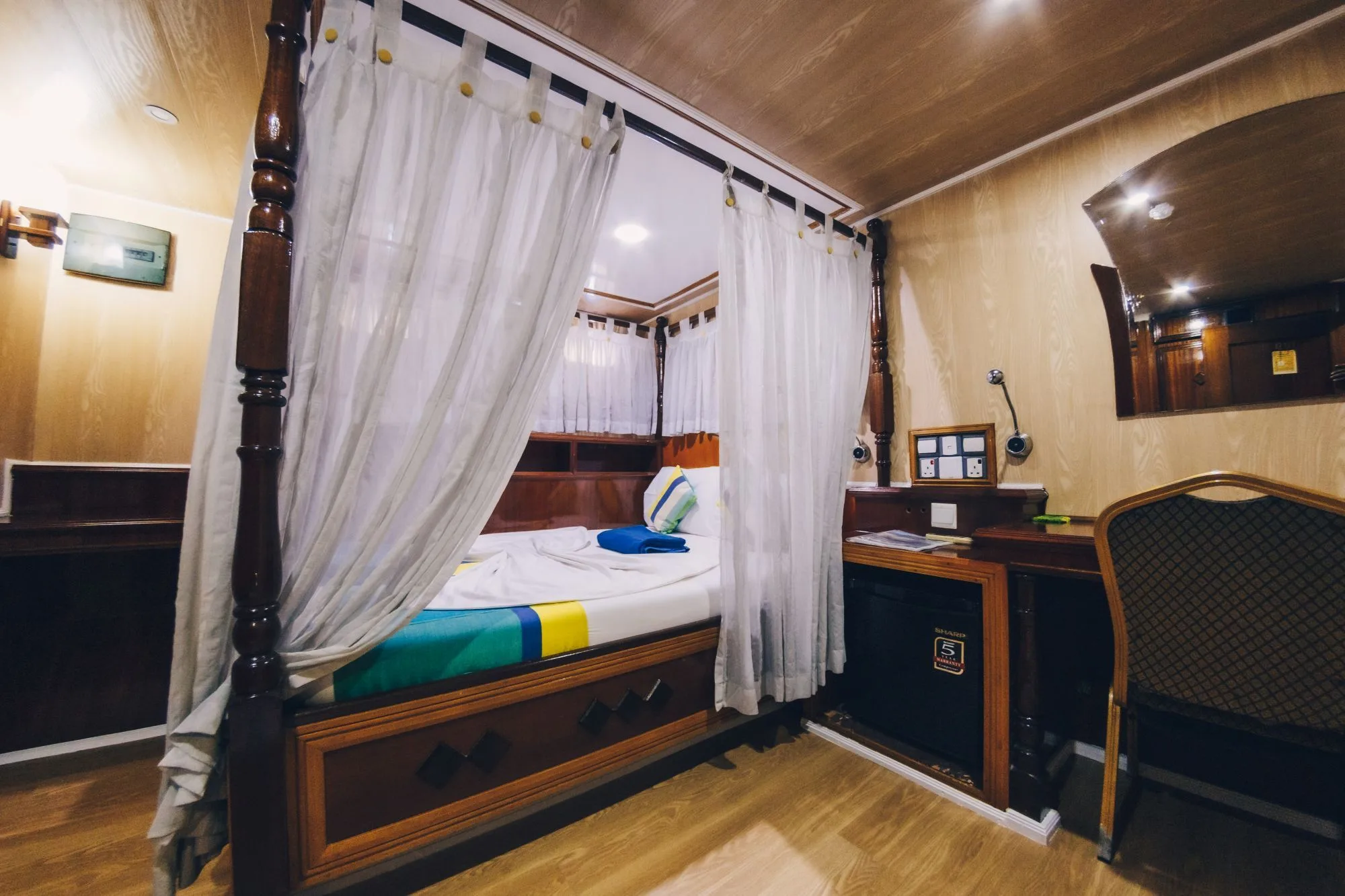 Upper deck ocean view cabin on Princess Dhonkamana — bed, desk and chair