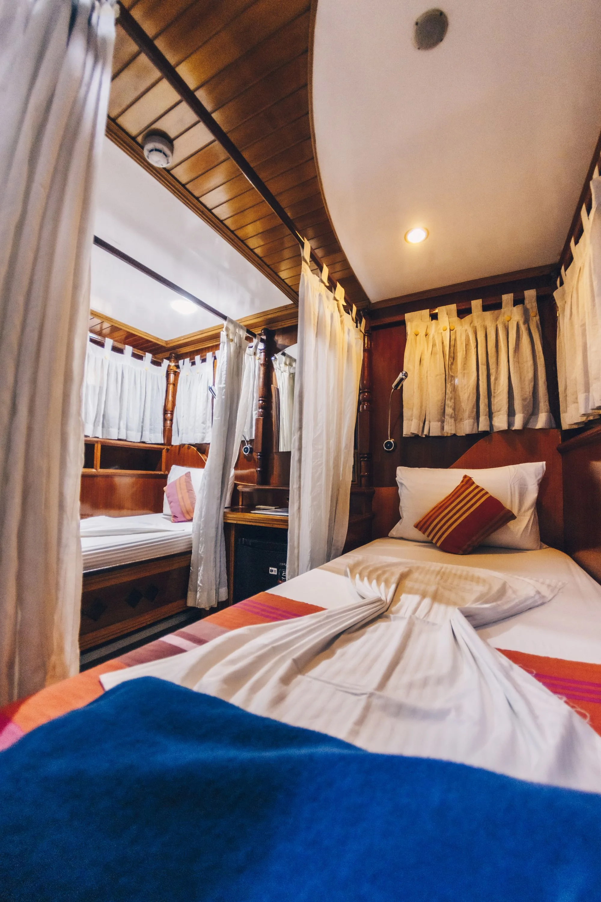 Cabin on Princess Dhonkamana with canopy bed — view from the headboard