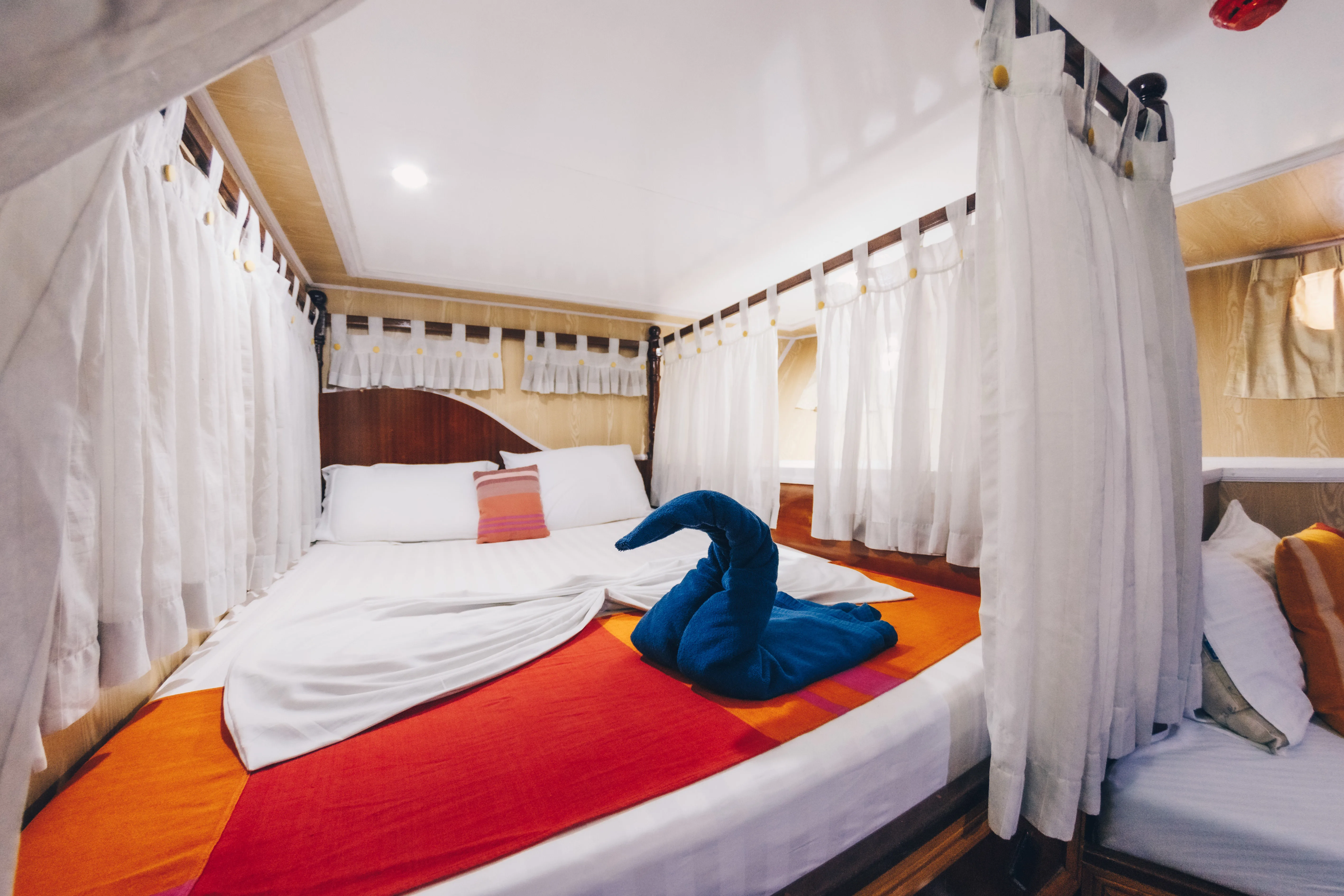 Triple cabin on Princess Dhonkamana with a swan towel