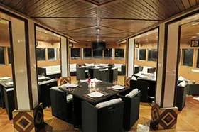 Кают-компания на яхте Princess Lara