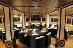 Кают-компания на яхте Princess Lara