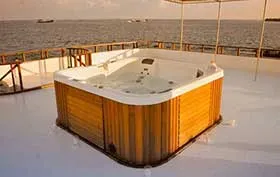 Ванна-джакузи на яхте Princess Lara