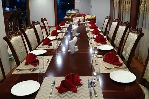 Яхта Princess Sara, обеденный зал