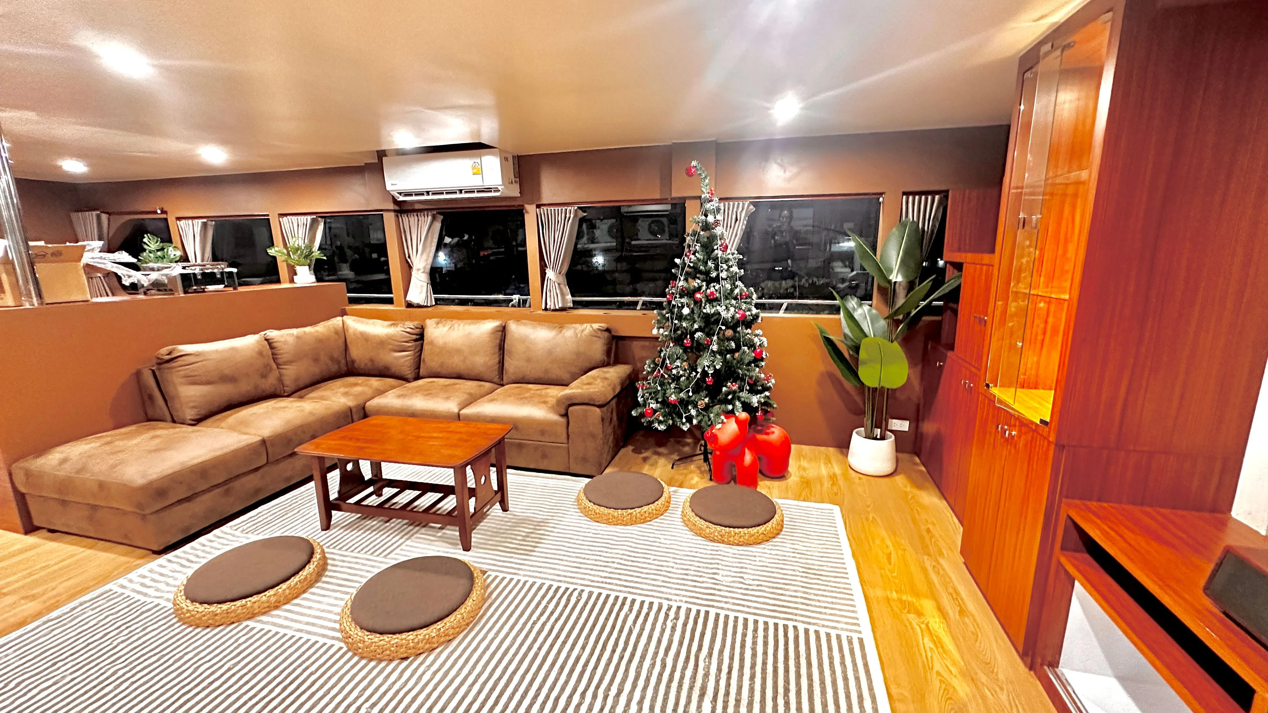 Lounge corner in the Raga saloon