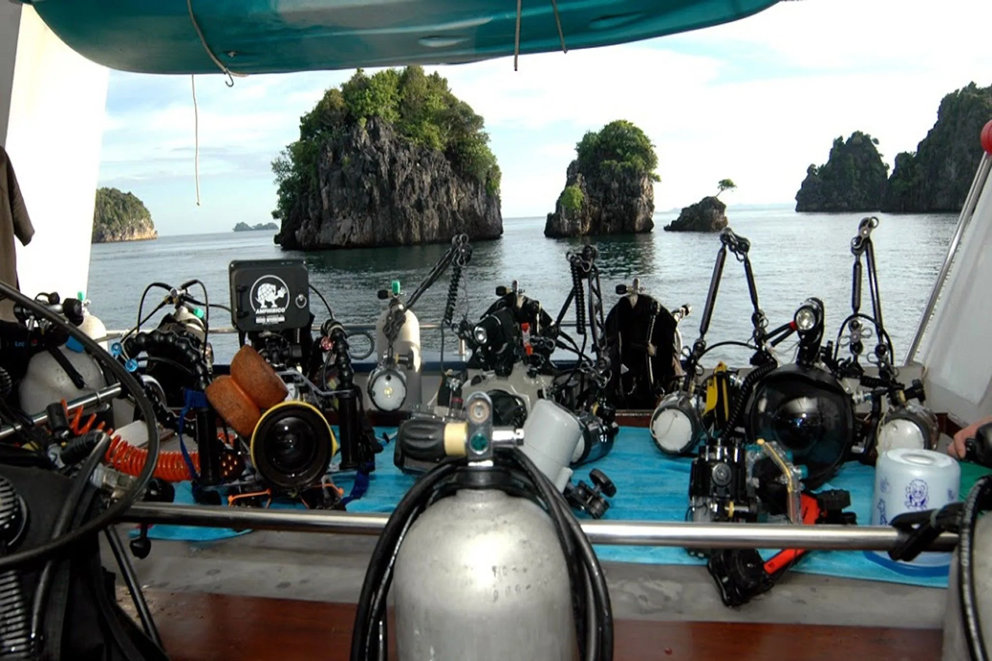 Дайв-дек Raja Ampat Aggressor — снаряжение на баллонах и карстовые острова Раджа-Ампата за бортом
