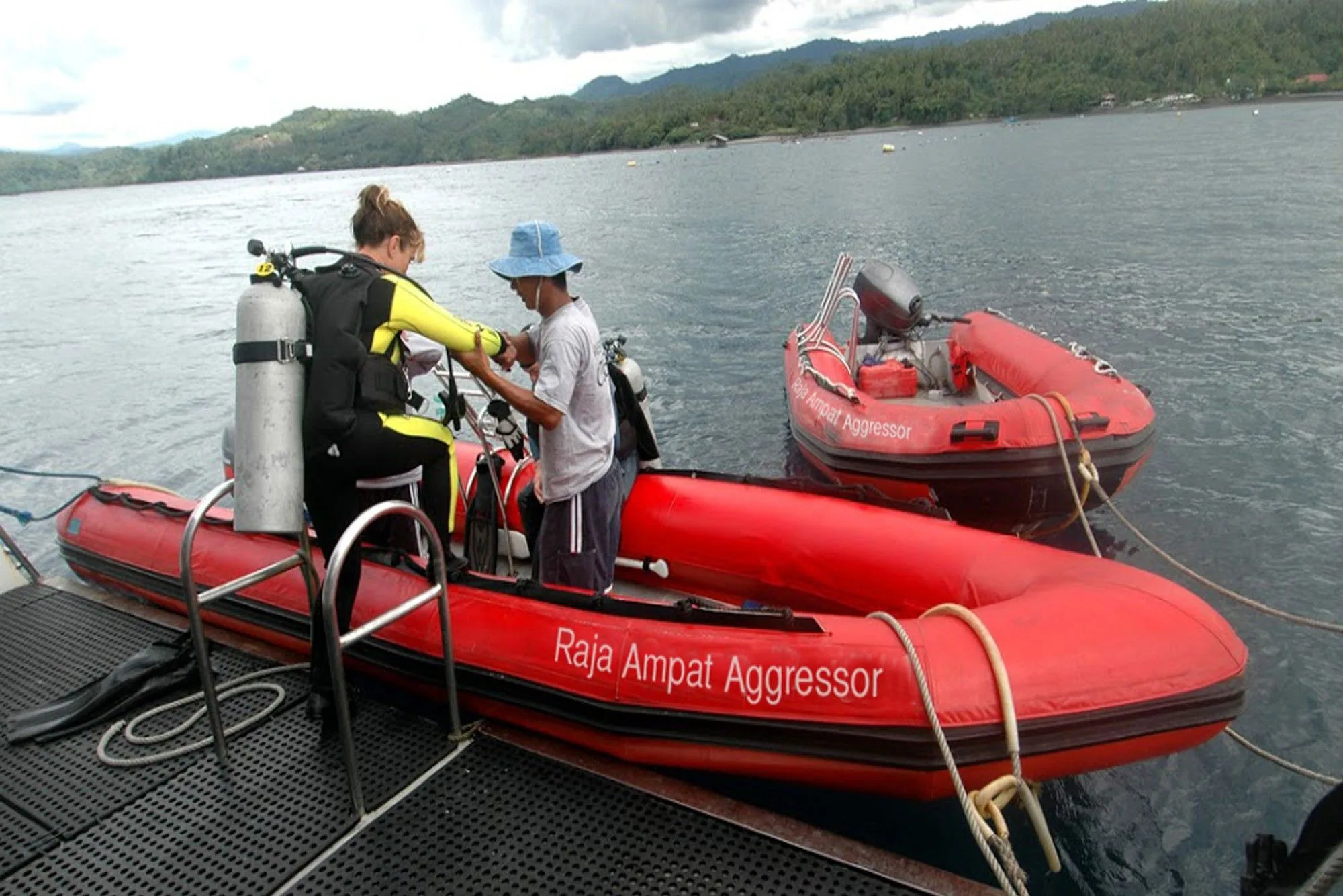 Дайверы уходят на точку в тендере с надписью Raja Ampat Aggressor — всё ныряние только с тендеров