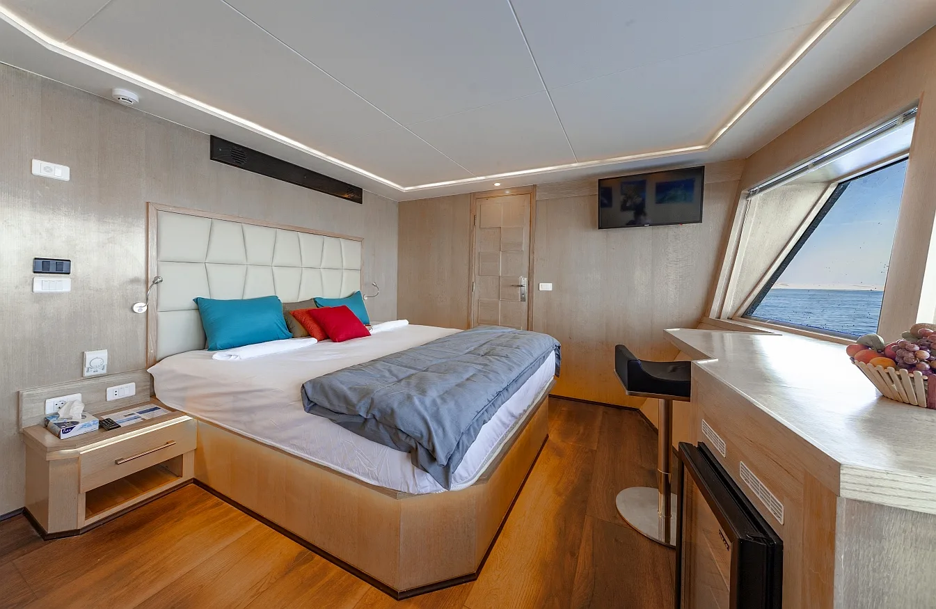 Master Double cabin with a double bed and a sea-facing window