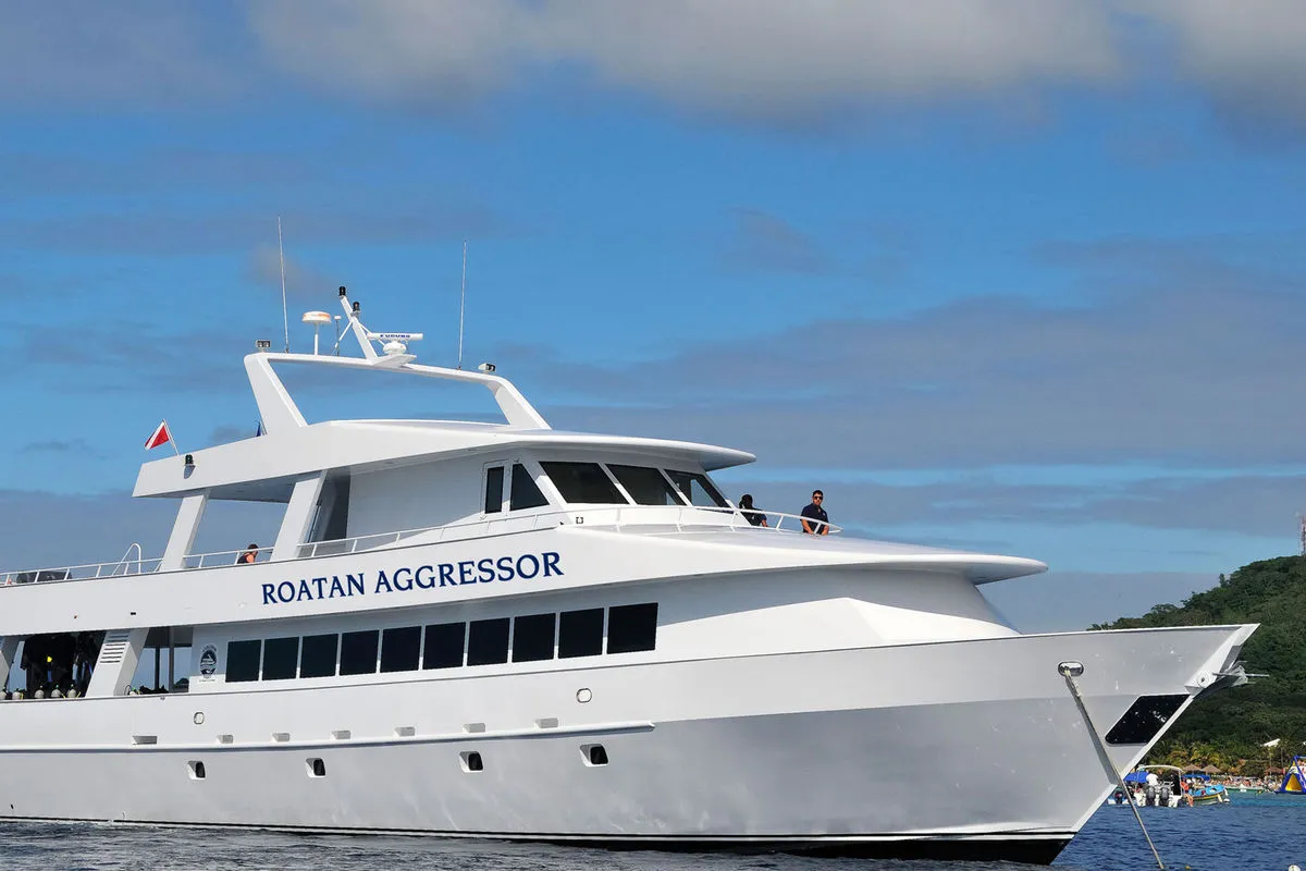 Нос и рубка Roatan Aggressor с названием на надстройке