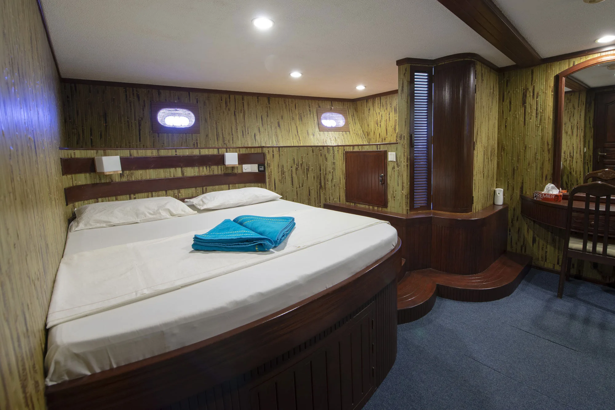 Junior Suite Sachika — кровать king-size у бамбуковой стены