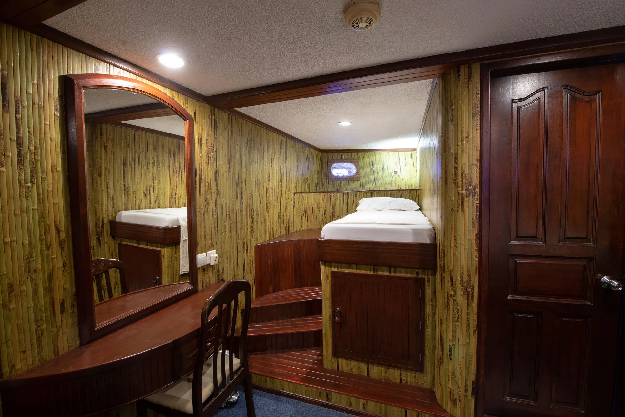 Туалетный столик с зеркалом в Junior Suite Sachika