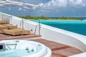 Яхта Scubaspa Yin, Сан-дек с джакузи