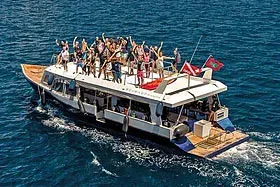 Яхта Scubaspa Yin, дайв-бот dhoni