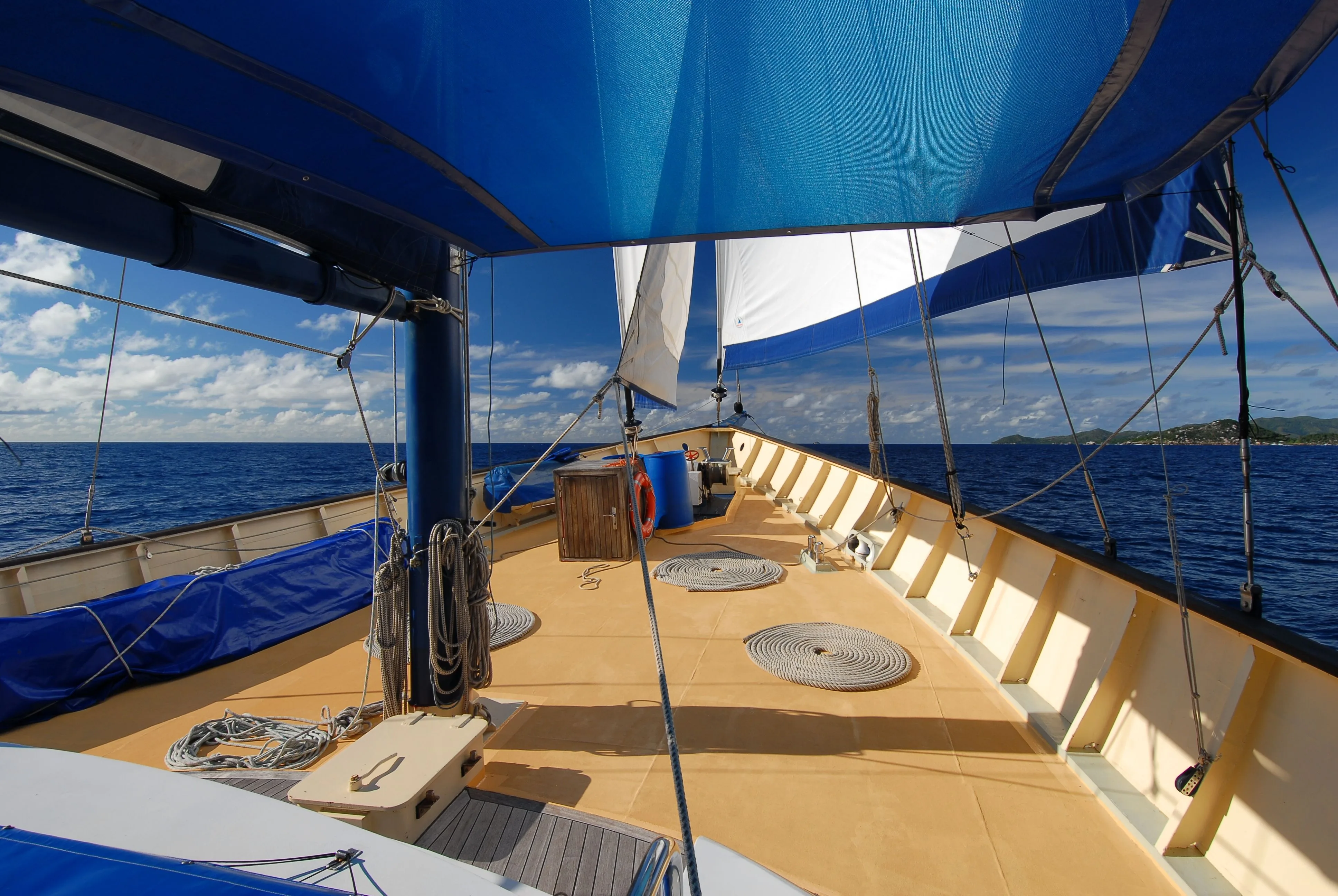 The foredeck of Sea Bird under sail