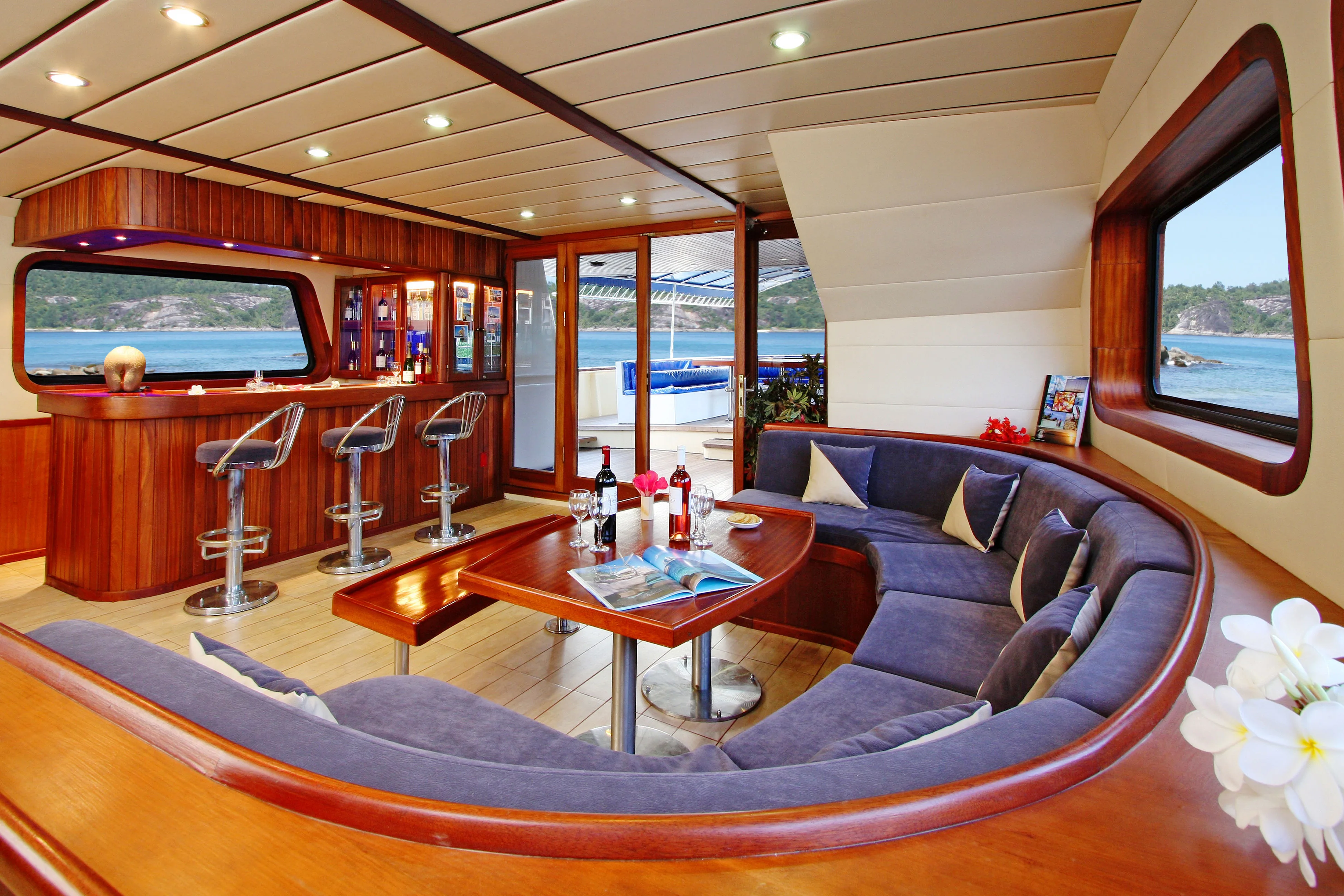 Bar and curved sofa in the air-conditioned lounge