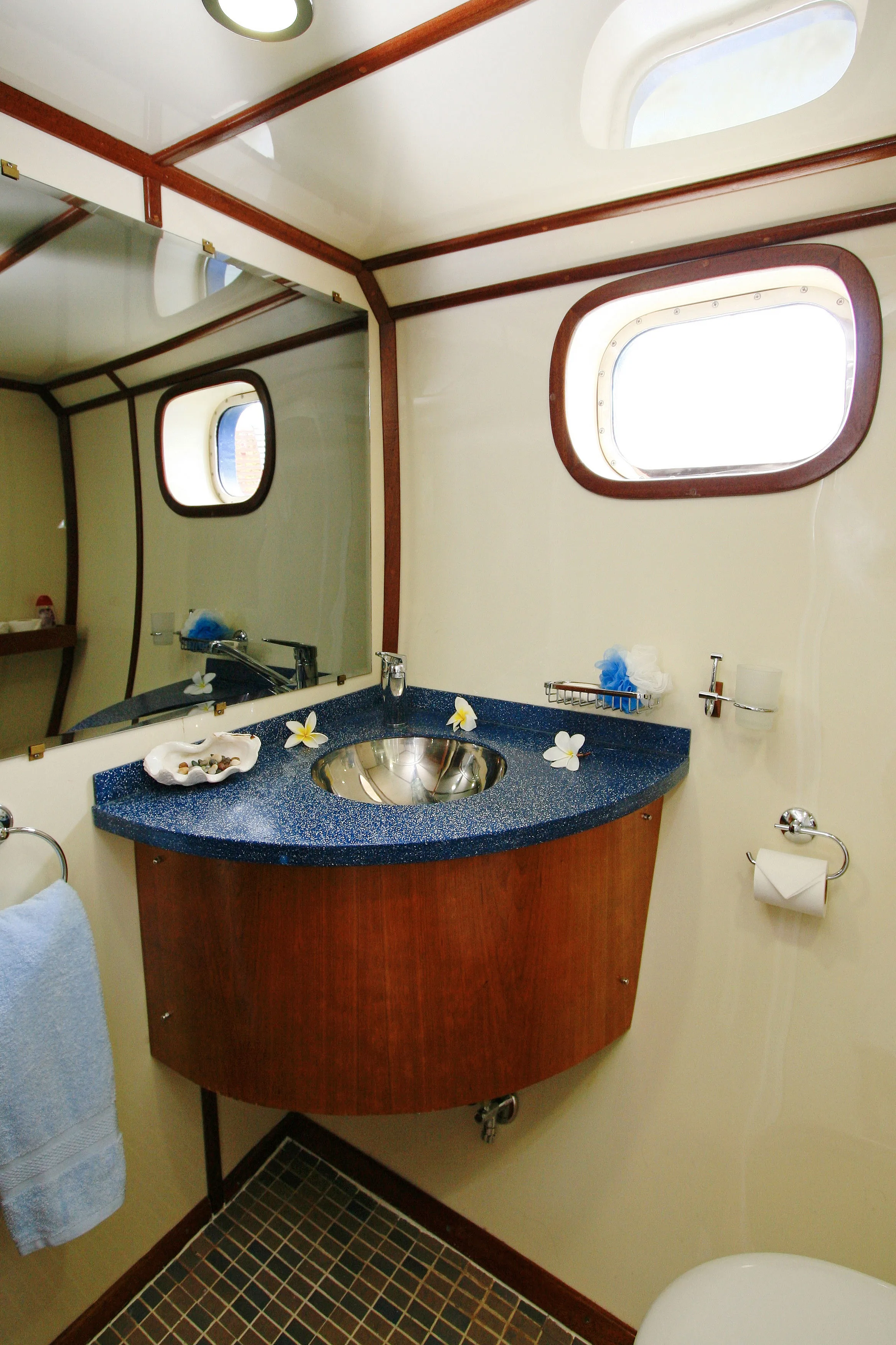 Washbasin and porthole in a cabin bathroom
