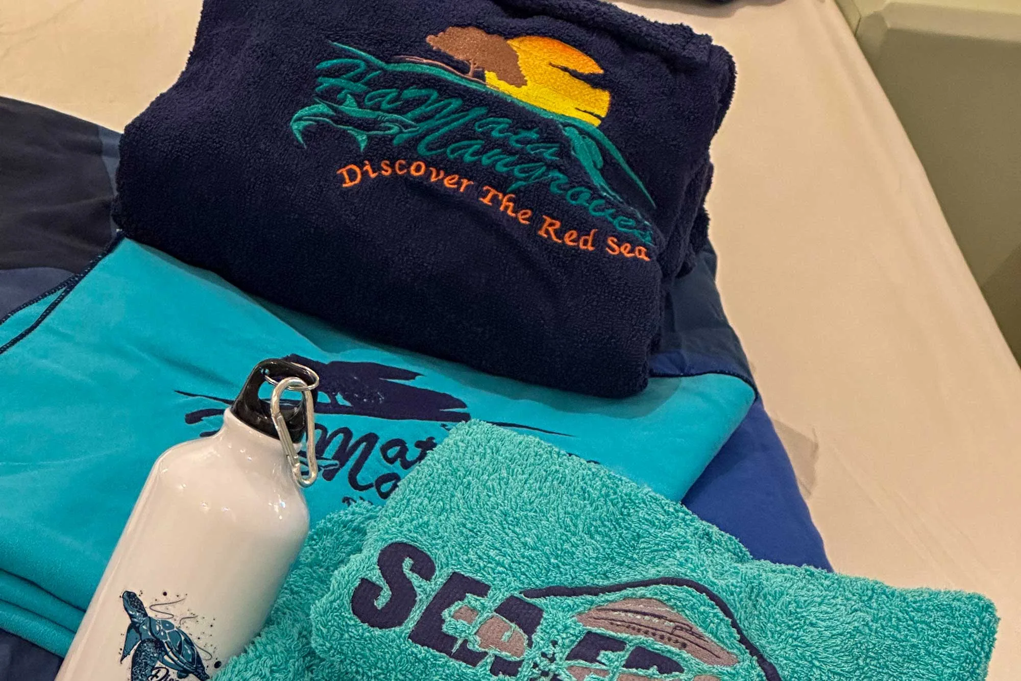 Приветственный набор в каюте — полотенце с вышивкой SEA FRIEND и фляга