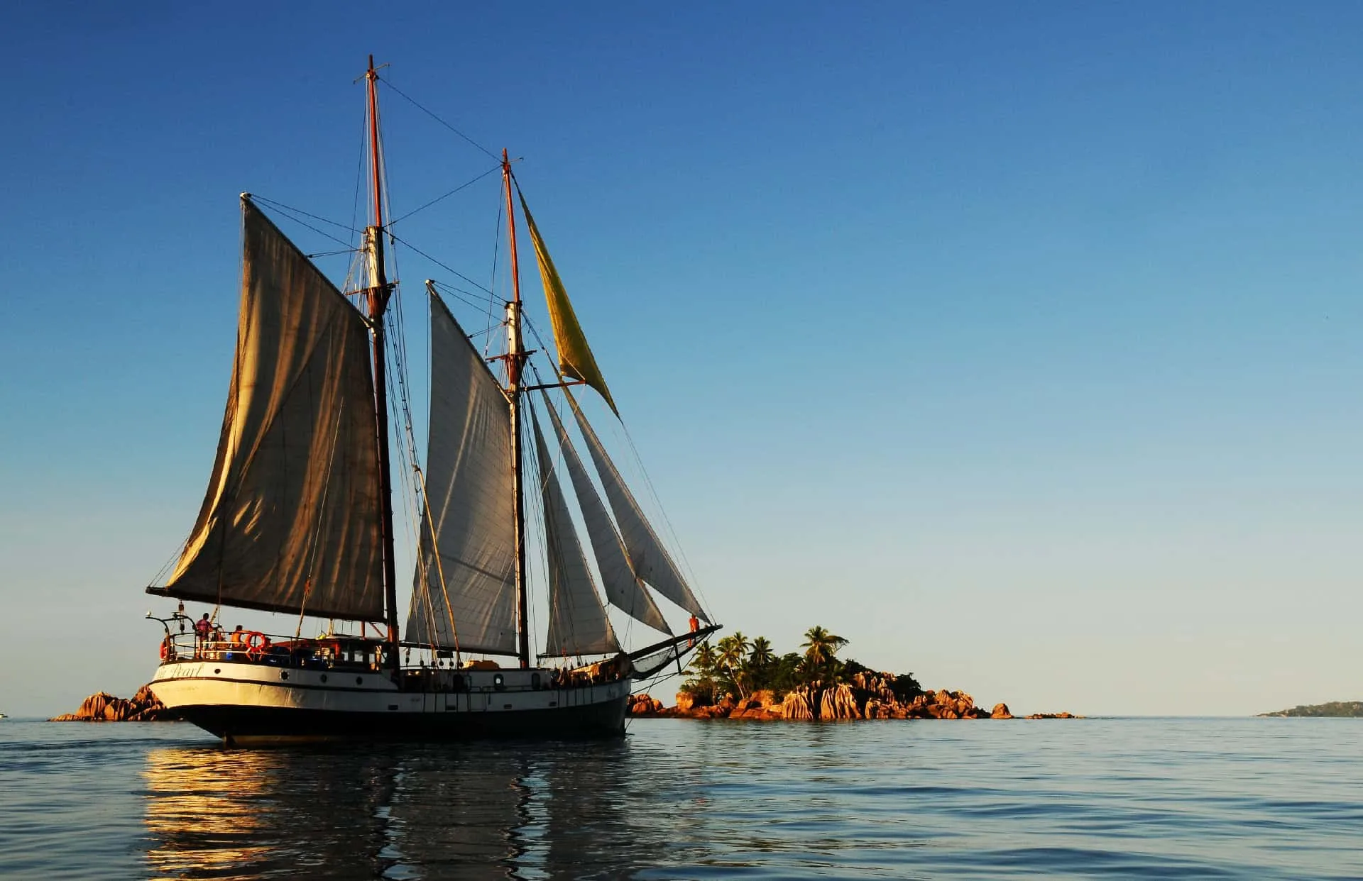 Sea Pearl under full sail in the evening light