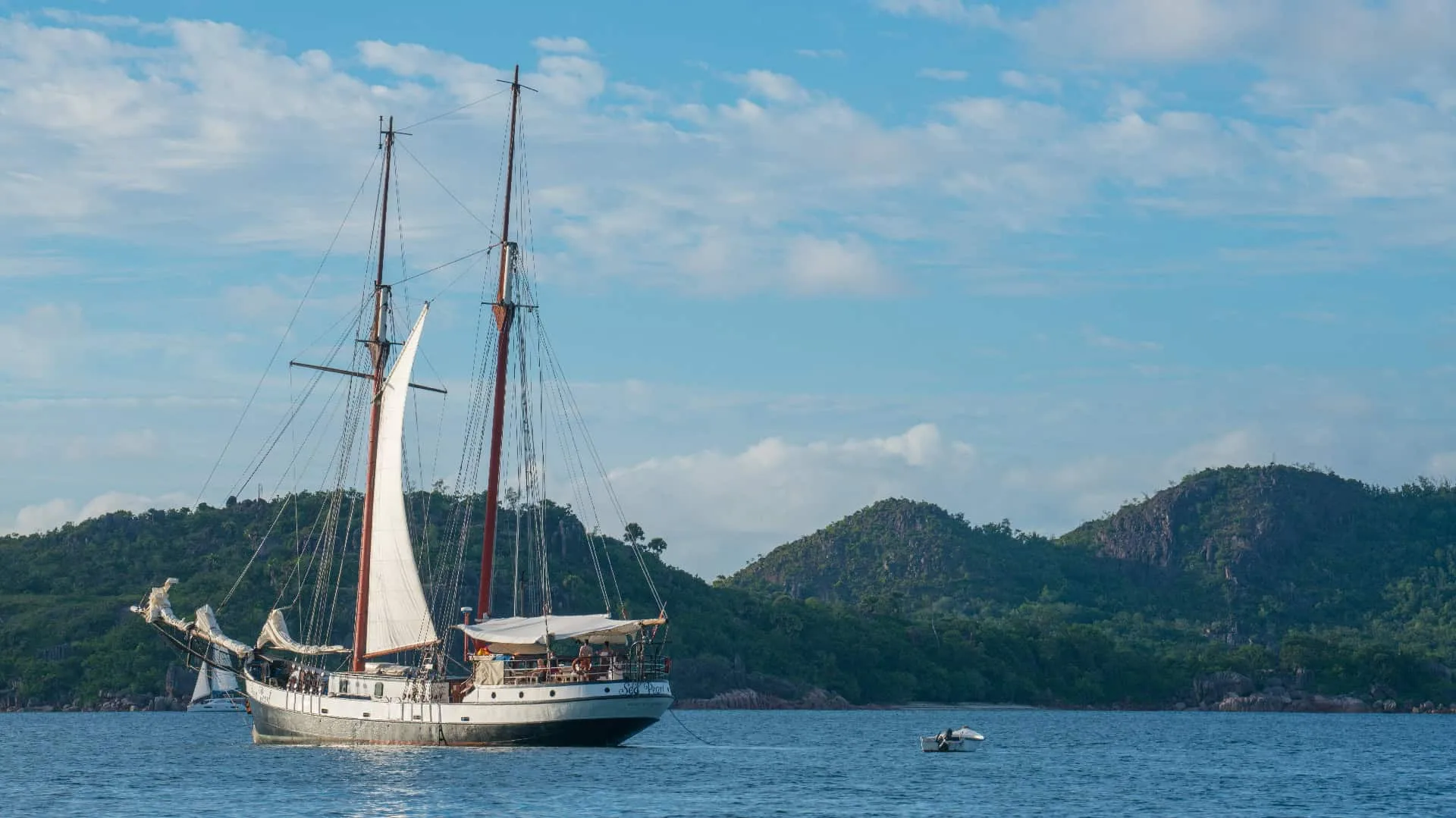 Sea Pearl in a bay below the green hills of Praslin