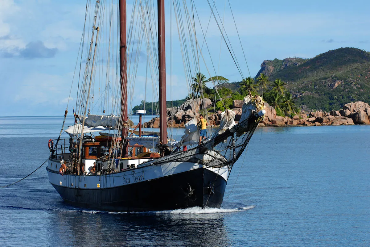 Sea Pearl bow on, the vessel's name lettered on the bow