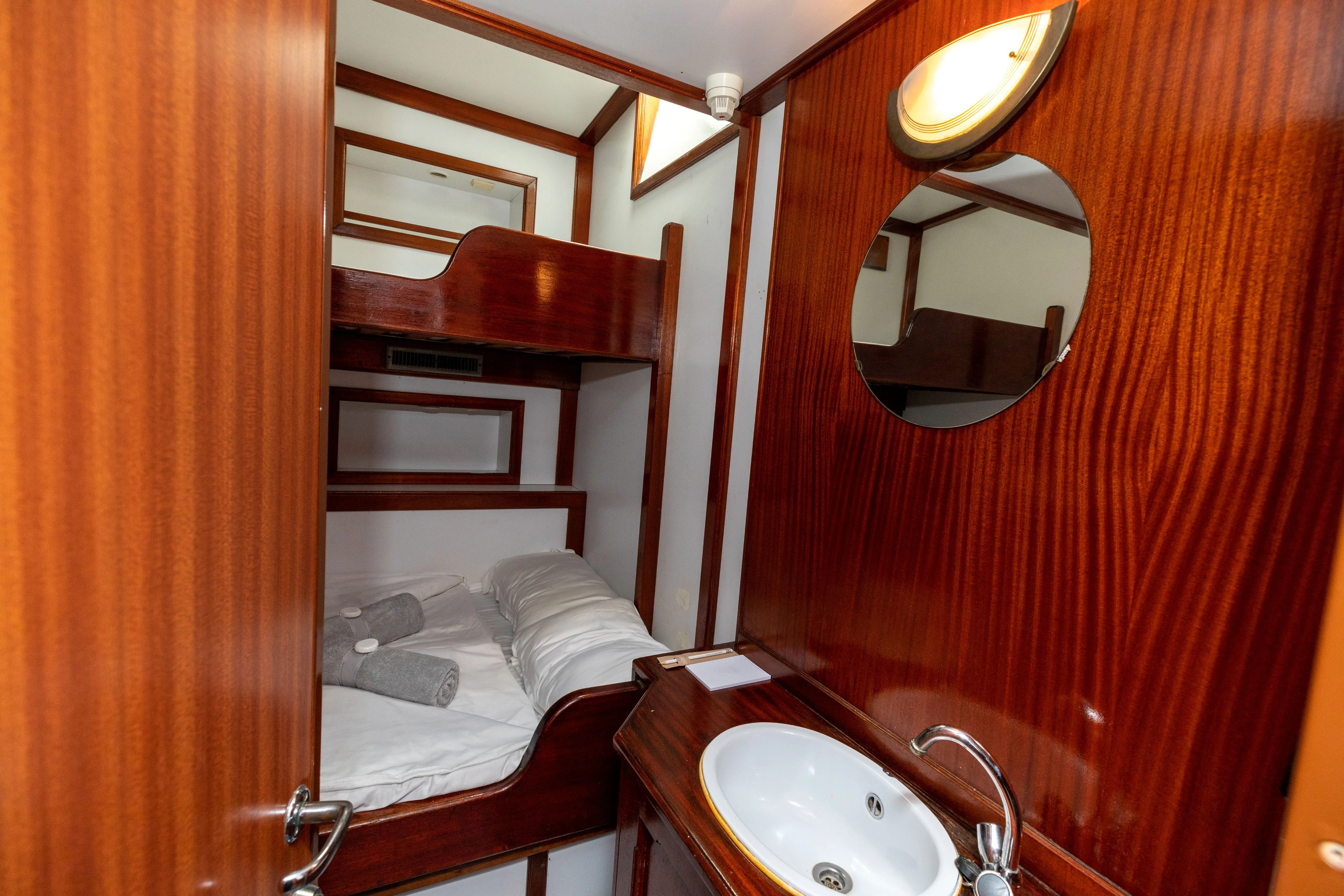 Двухместная каюта категории A на Sea Pearl — застеленная двуспальная кровать