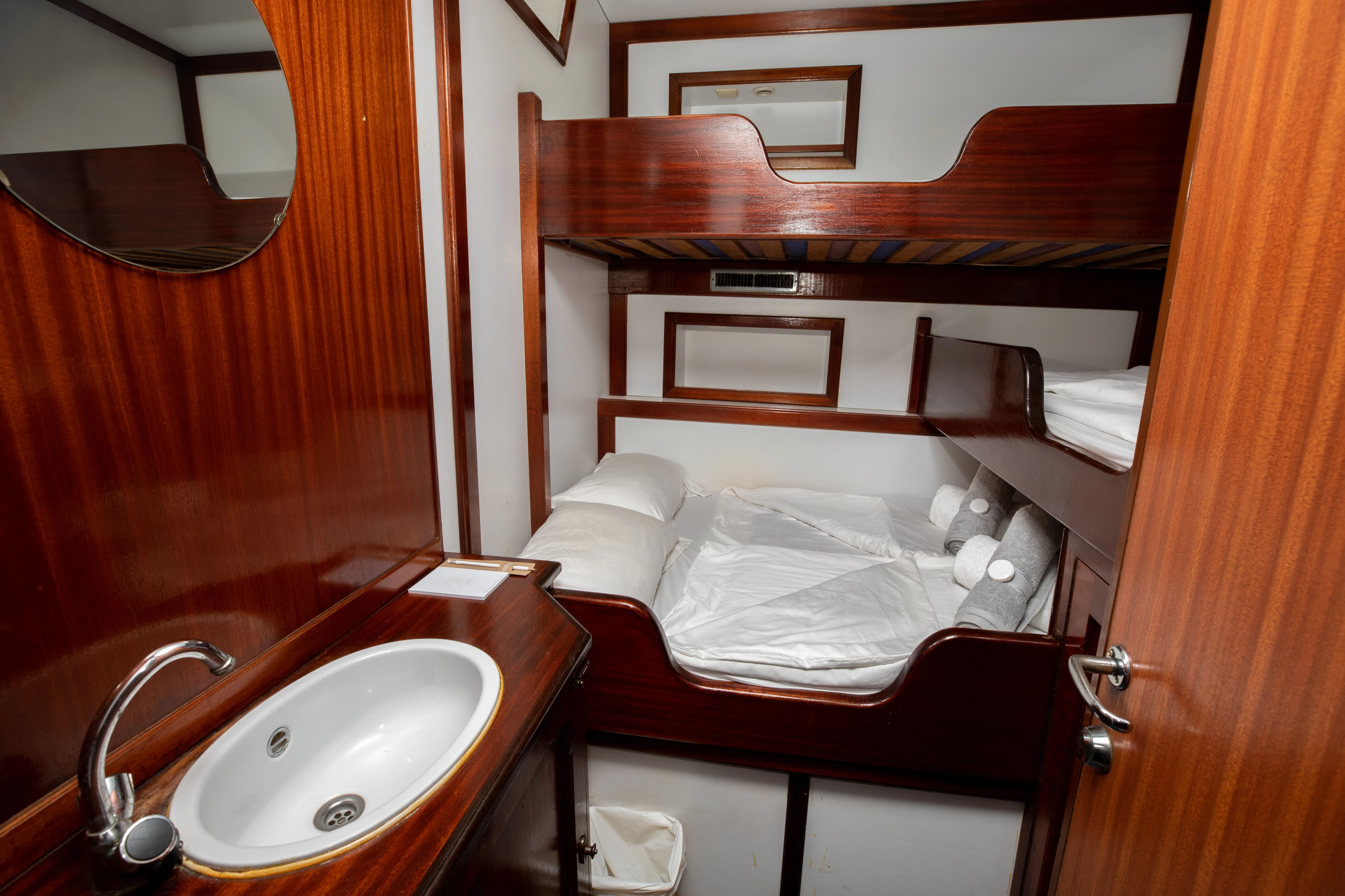 Трёхместная каюта категории A на Sea Pearl — двуспальная кровать и койка вторым ярусом