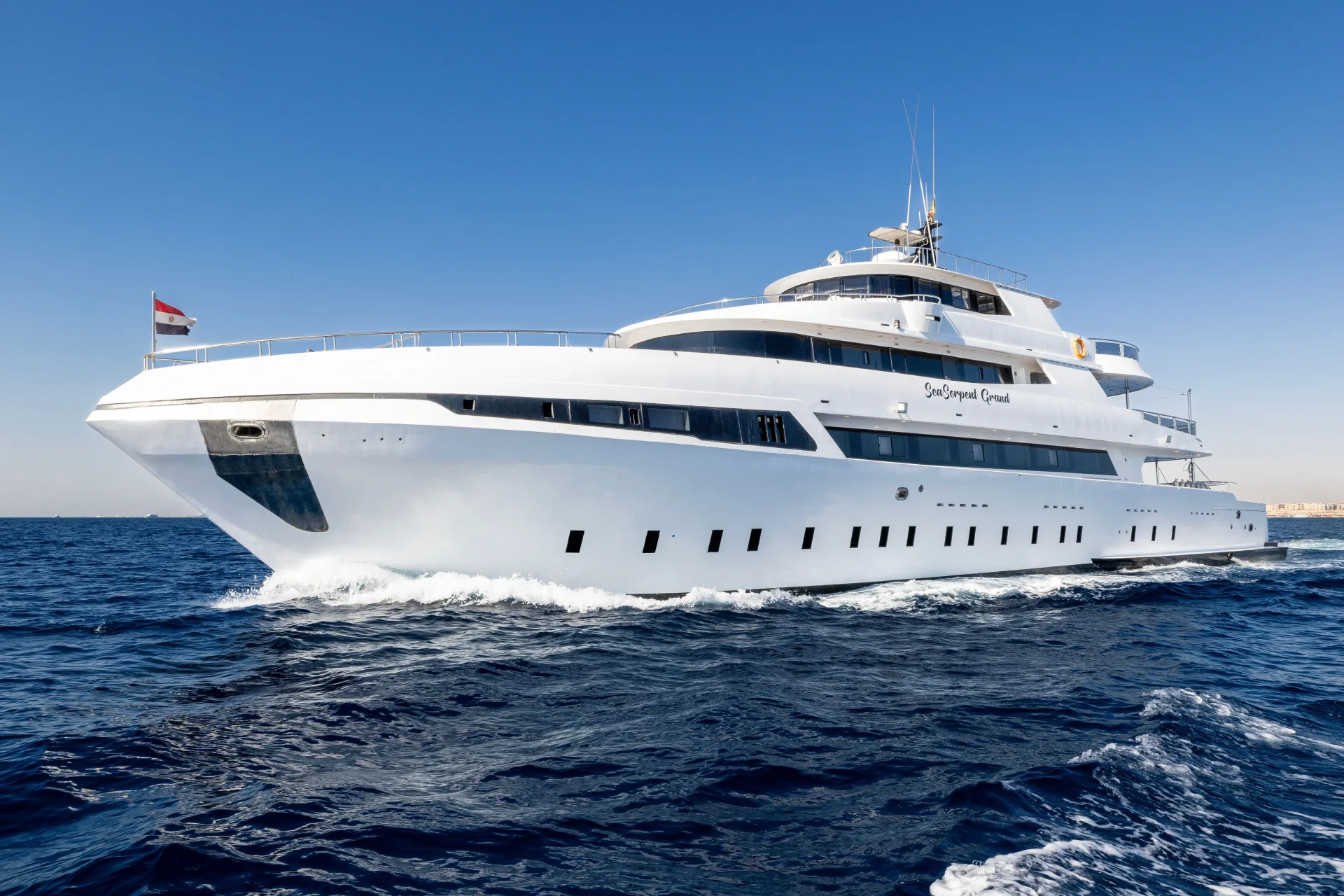 Sea Serpent Grand в Красном море — белый корпус с рукописной надписью на борту, вид с носа