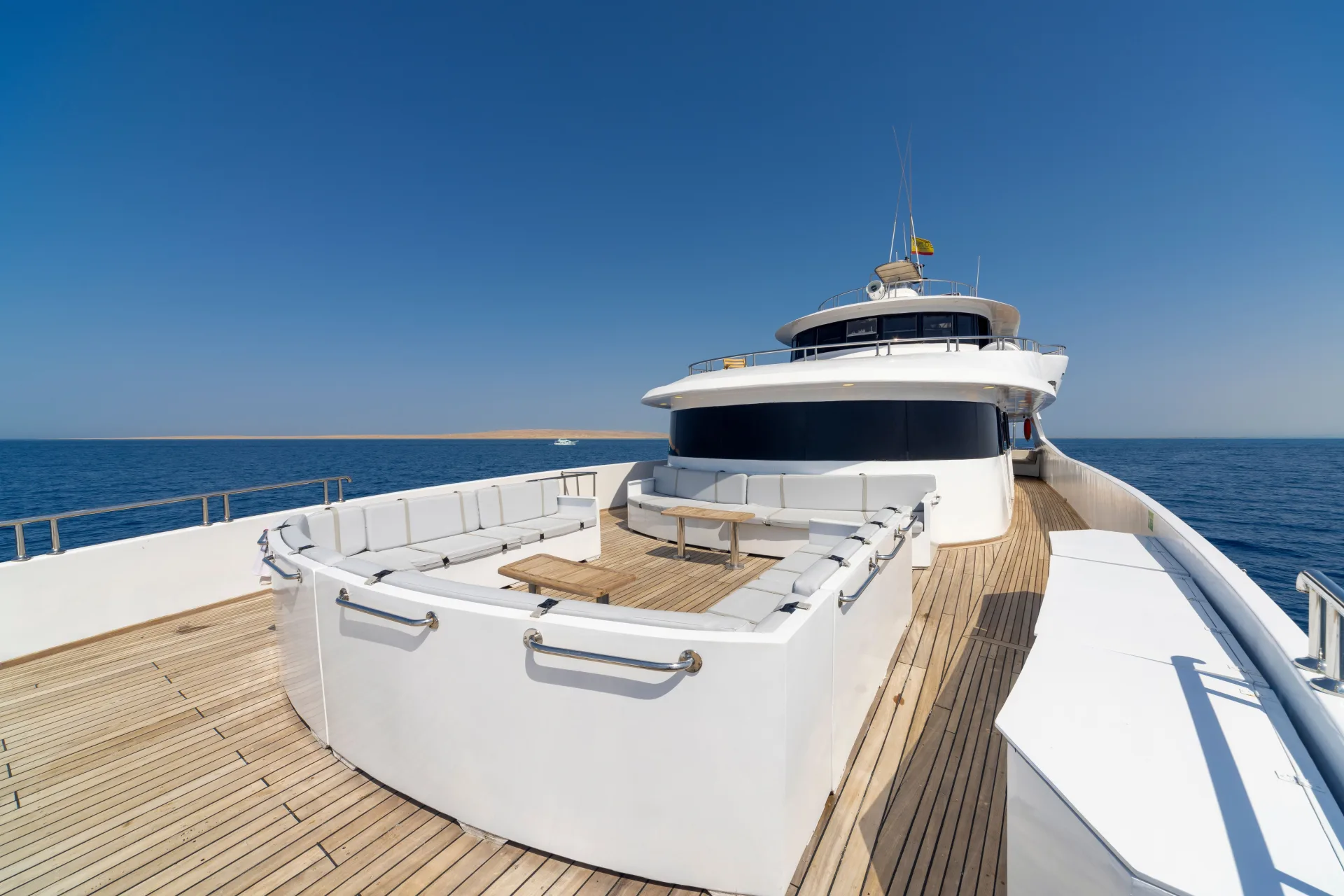 Носовая часть сан-дека Sea Serpent Grand — полукруглый диван и тиковый настил