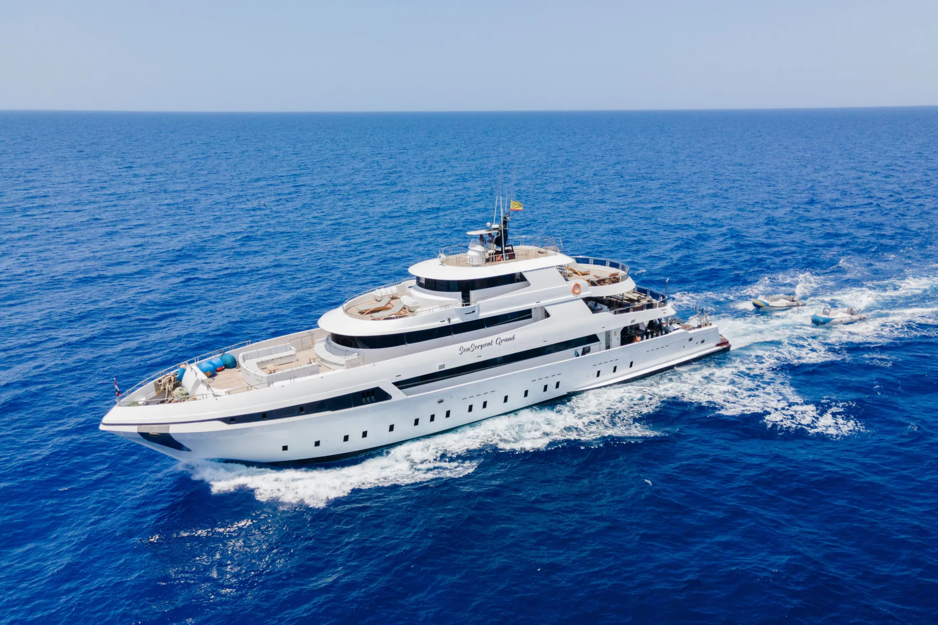 Sea Serpent Grand с воздуха на ходу — тиковые палубы и белый след за кормой