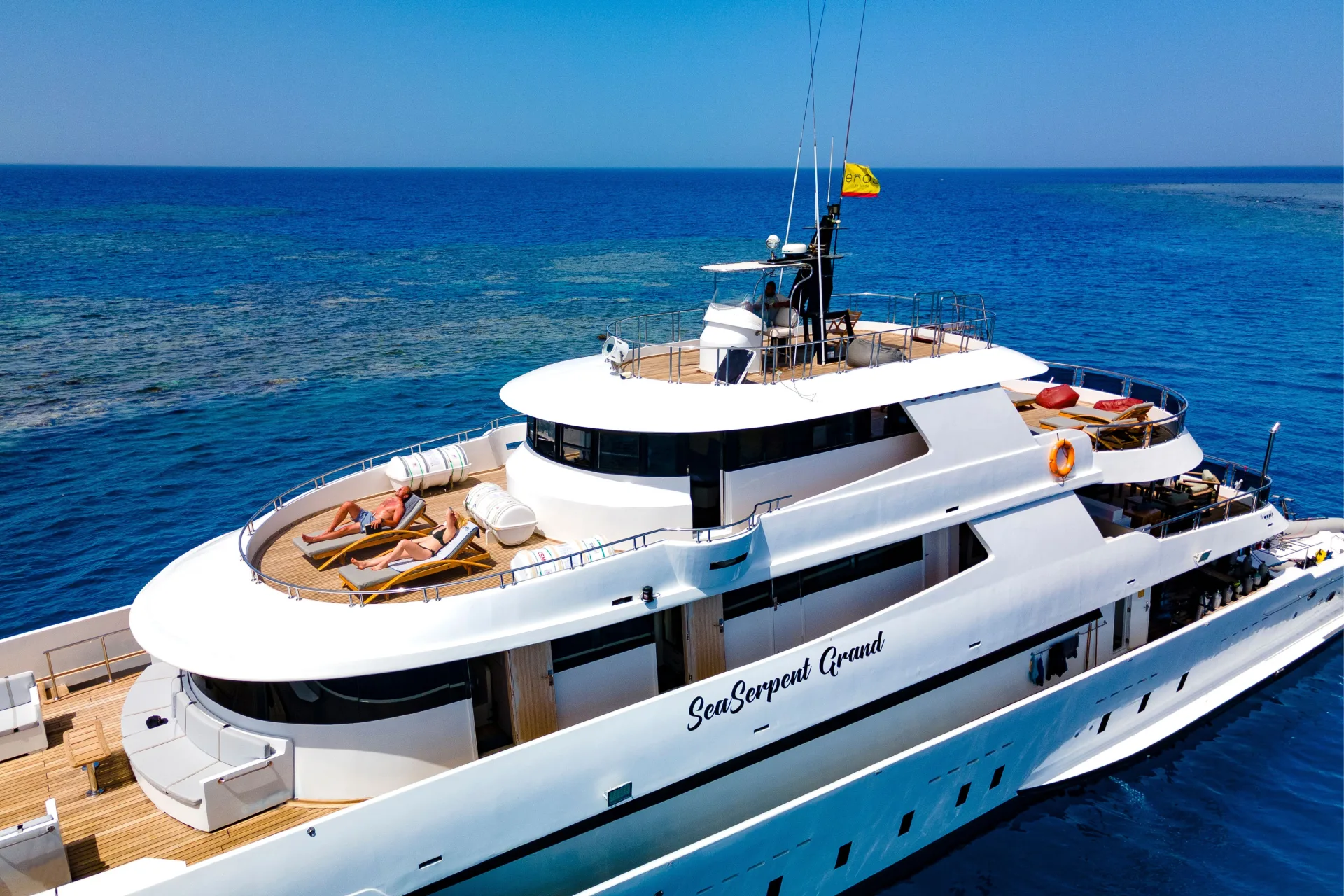 Sea Serpent Grand на якоре у рифа — вид с воздуха на сан-дек и флай-дек
