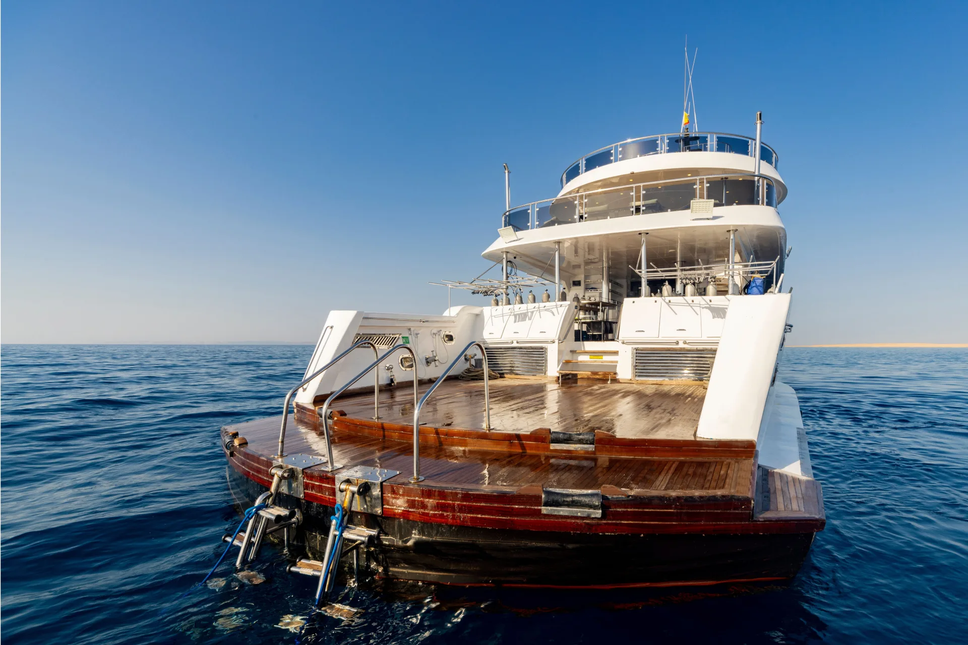 Корма Sea Serpent Grand с дайв-платформой и двумя лестницами в воду