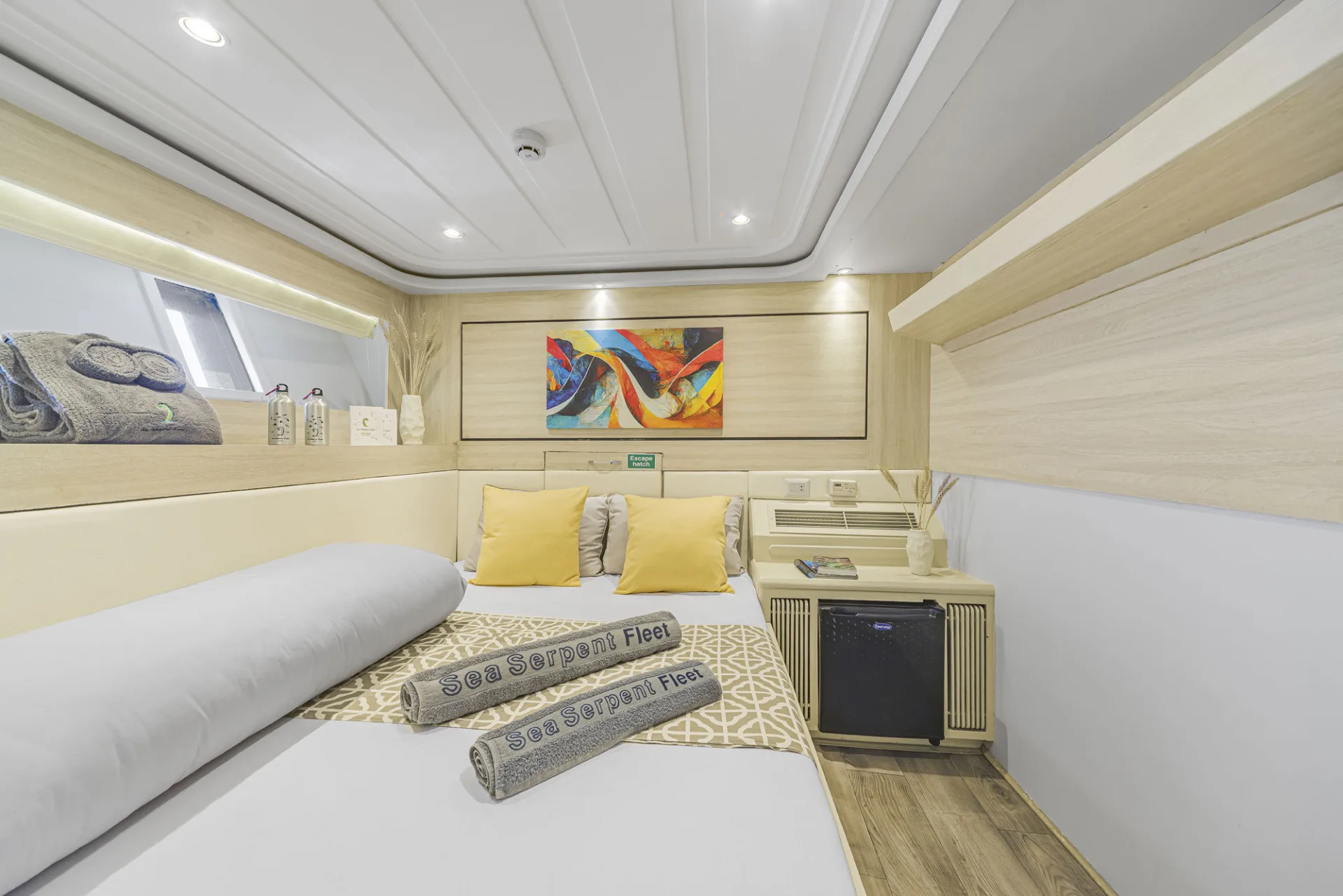 Та же каюта Double Bed с другого ракурса — полотенца с вышивкой Sea Serpent Fleet