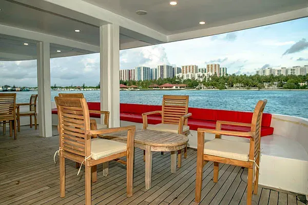 Полузатенённая палуба на яхте SeaRose II