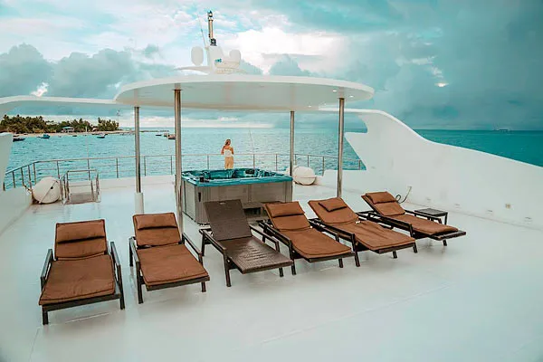 Сан-дек на яхте SeaRose II