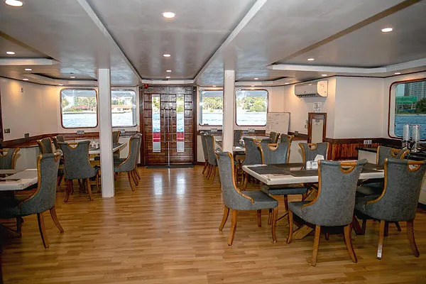 Обеденный зал на яхте SeaRose II