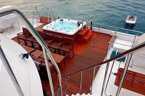 Ванна-джакузи на палубе, яхта SeaRose