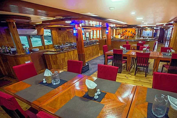 Обеденный зал на яхте SeaRose