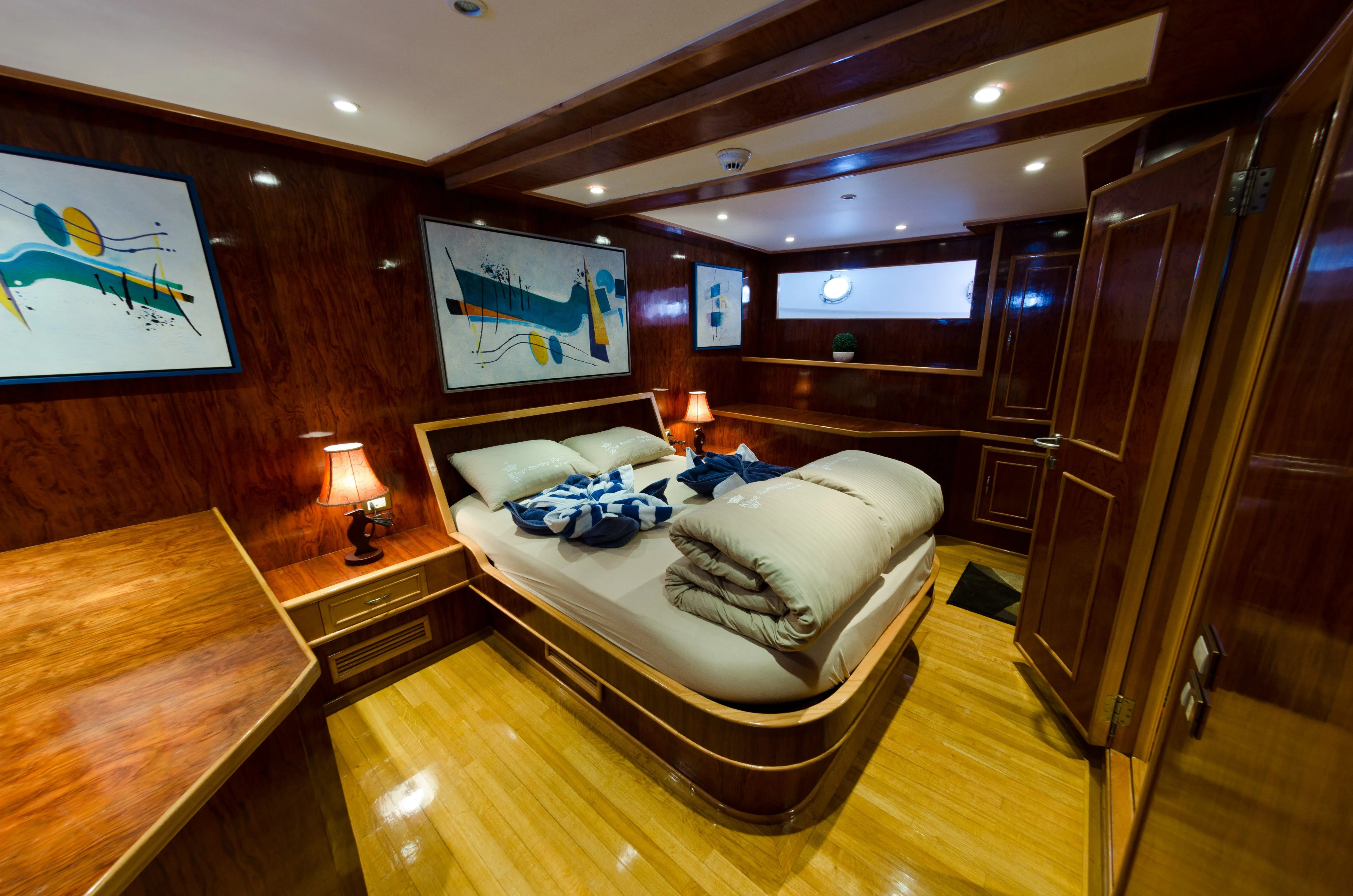 Master Suite — кровать queen-size и деревянная отделка переборок
