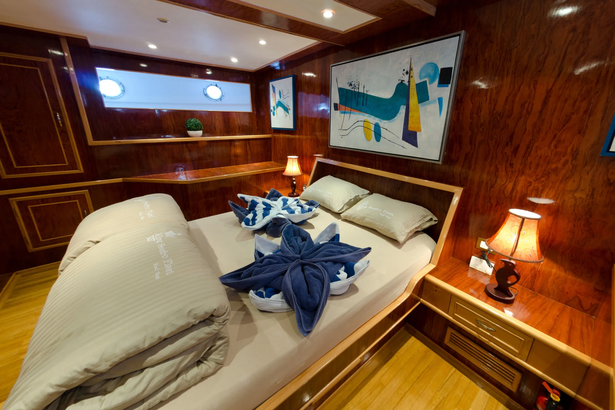 Master Suite Snefro Pearl — вид на кровать и картины над изголовьем