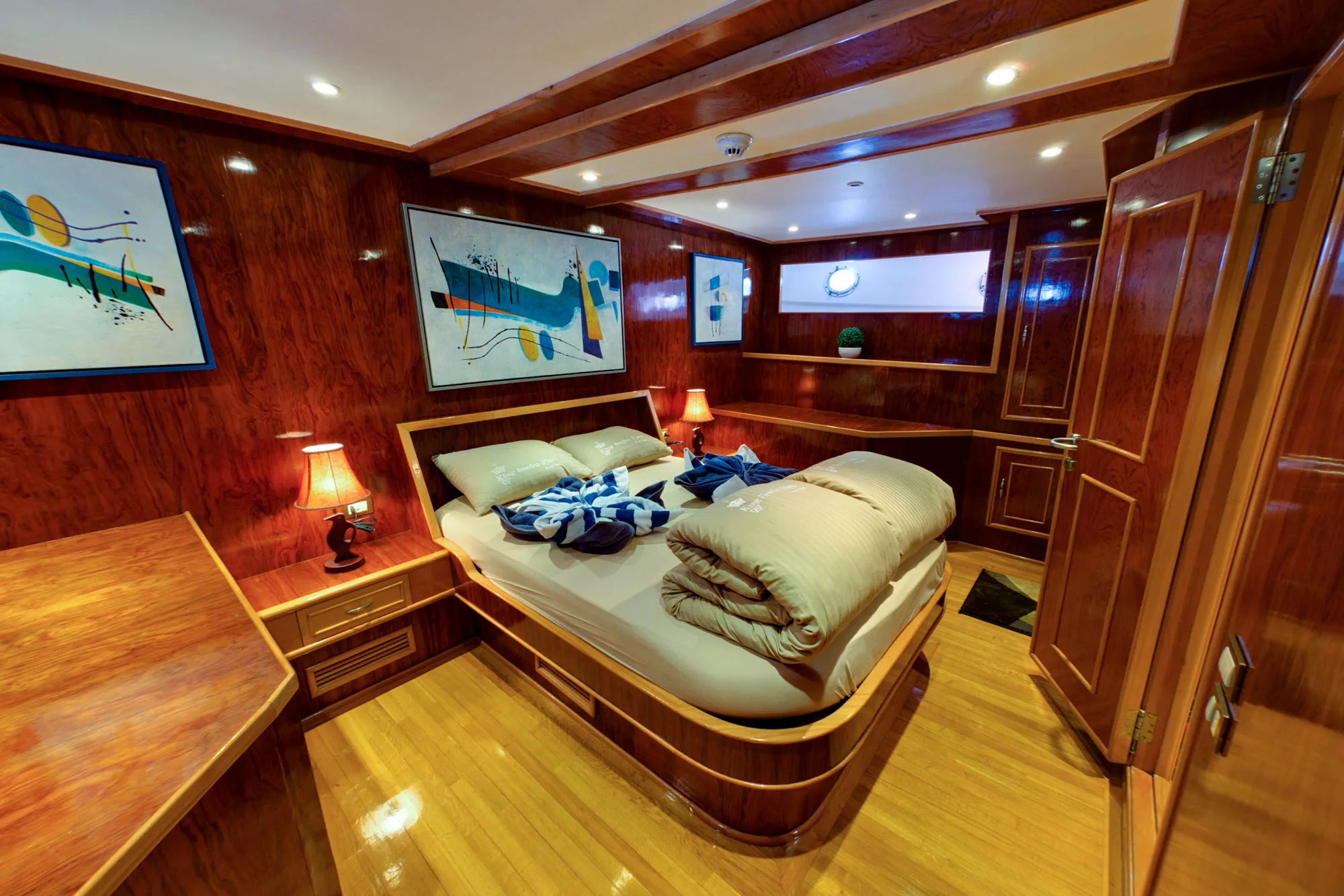 Носовая каюта Master Suite — застеленная кровать и полотенца