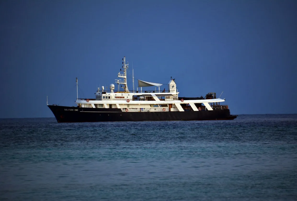 Solitude One на спокойной воде в открытом море