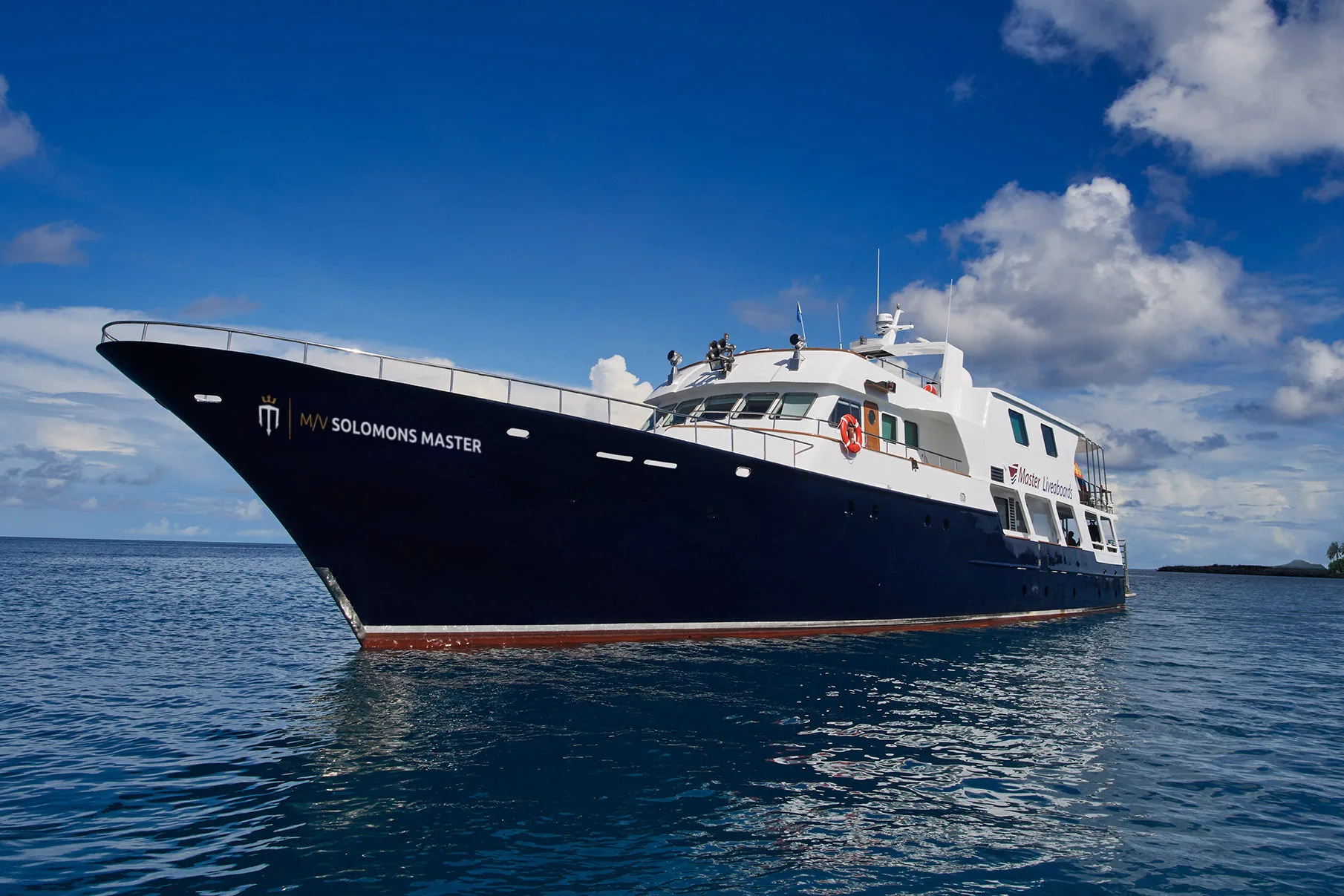 Solomons Master на якоре в штиль, на тёмно-синем борту читается «M/V Solomons Master»