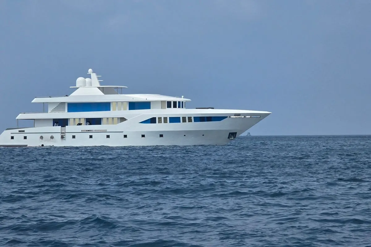 Spirit of Maldives in open water off a Maldivian atoll