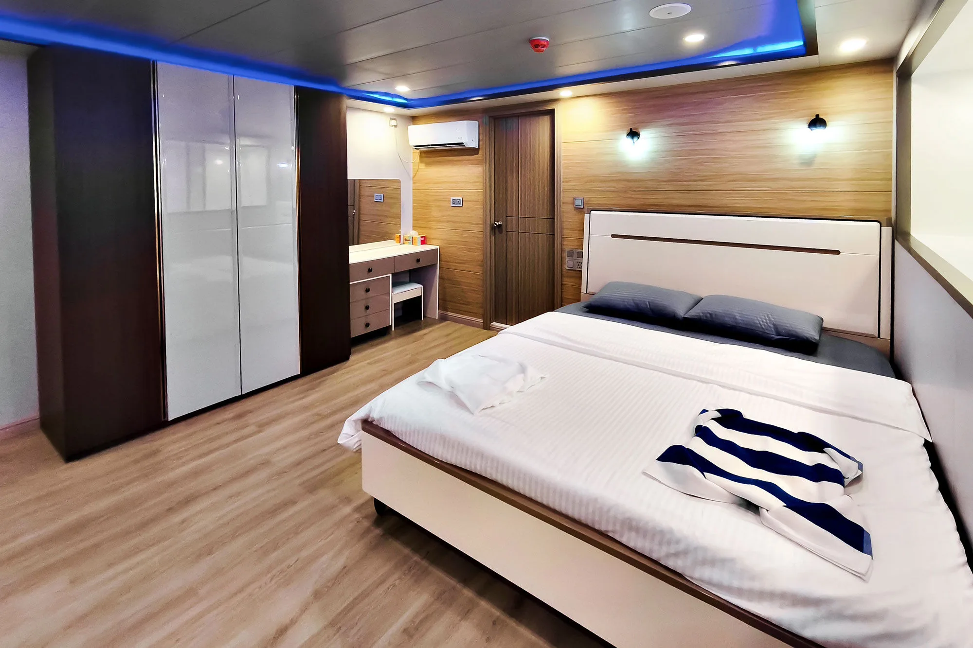 Suite on Spirit of Maldives with wardrobe, vanity and ceiling lighting