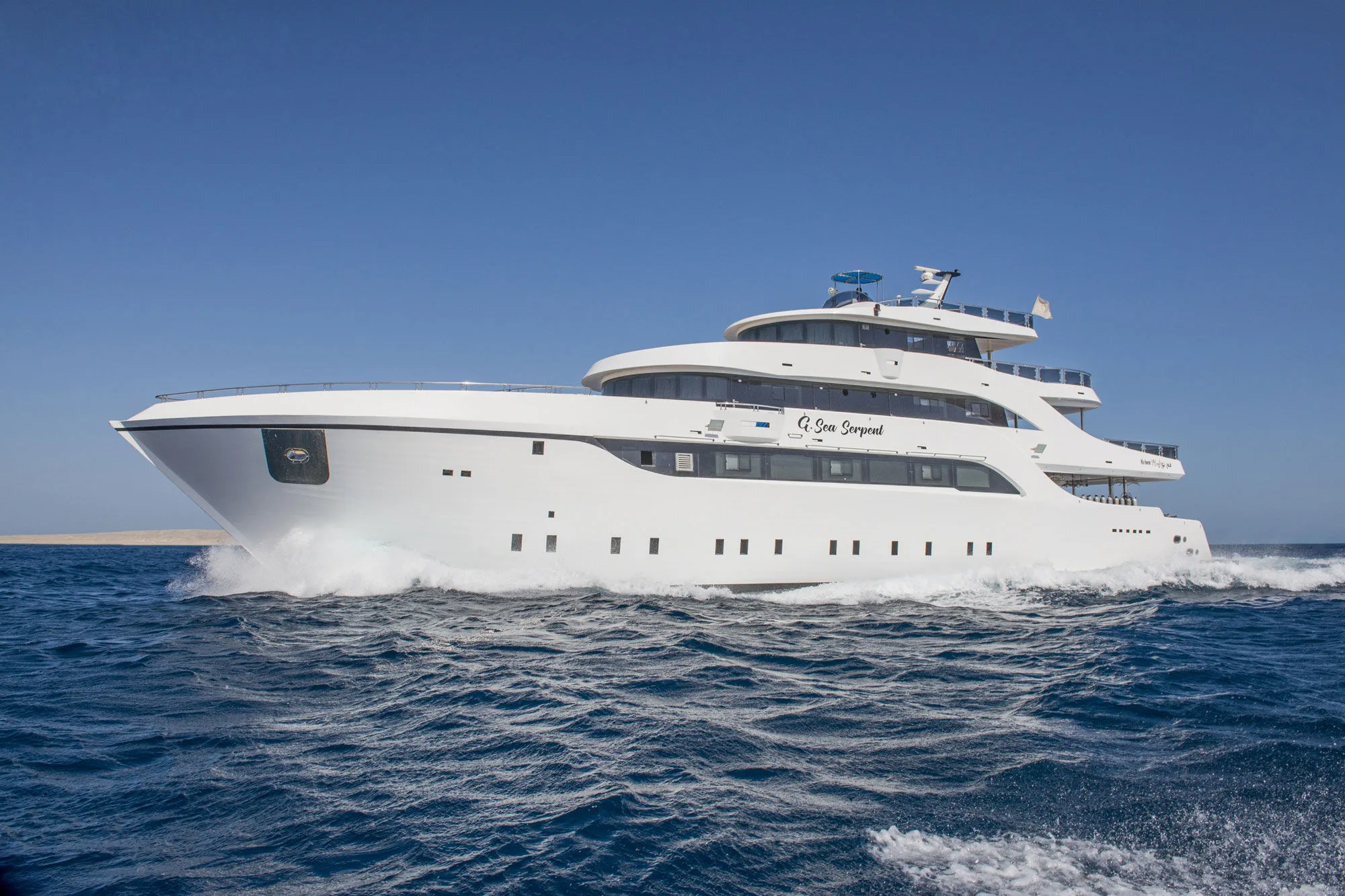 SS Glorious Miss Nouran на ходу — белый корпус и рукописная надпись по борту
