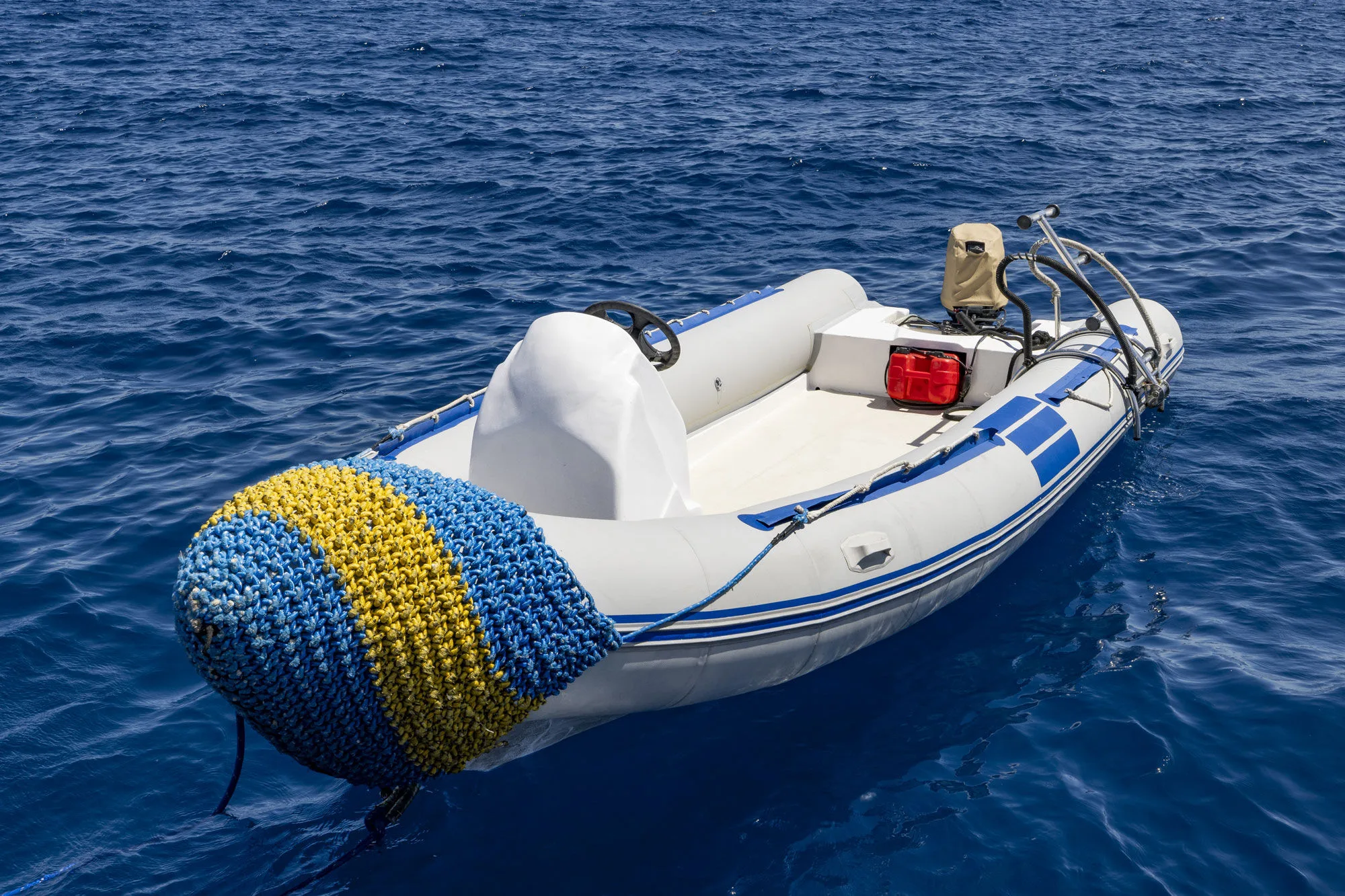 Моторная лодка судна на воде — на ней группы возят к точкам входа