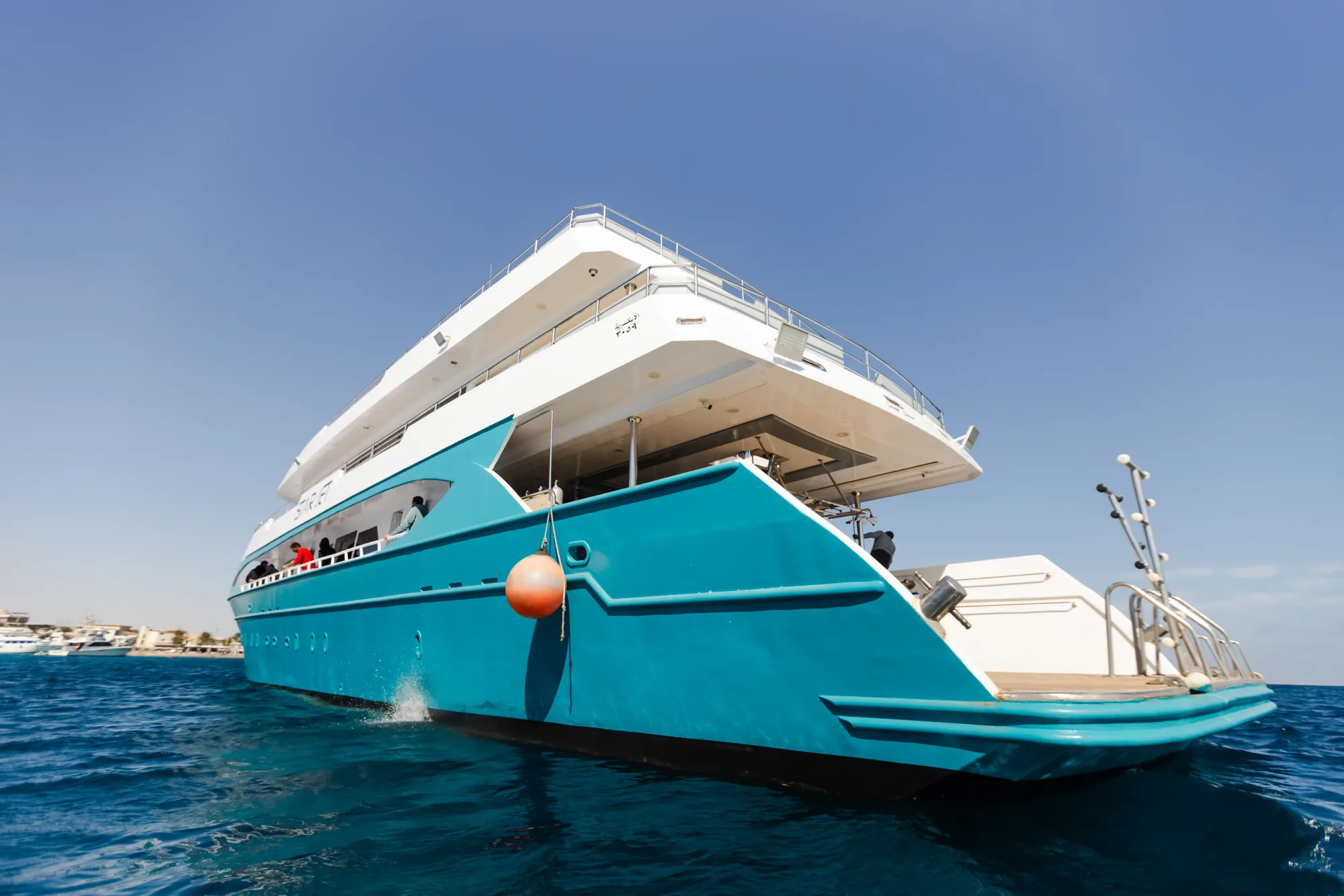 Кормовая четверть Star Jet — платформа для входа в воду и открытые палубы