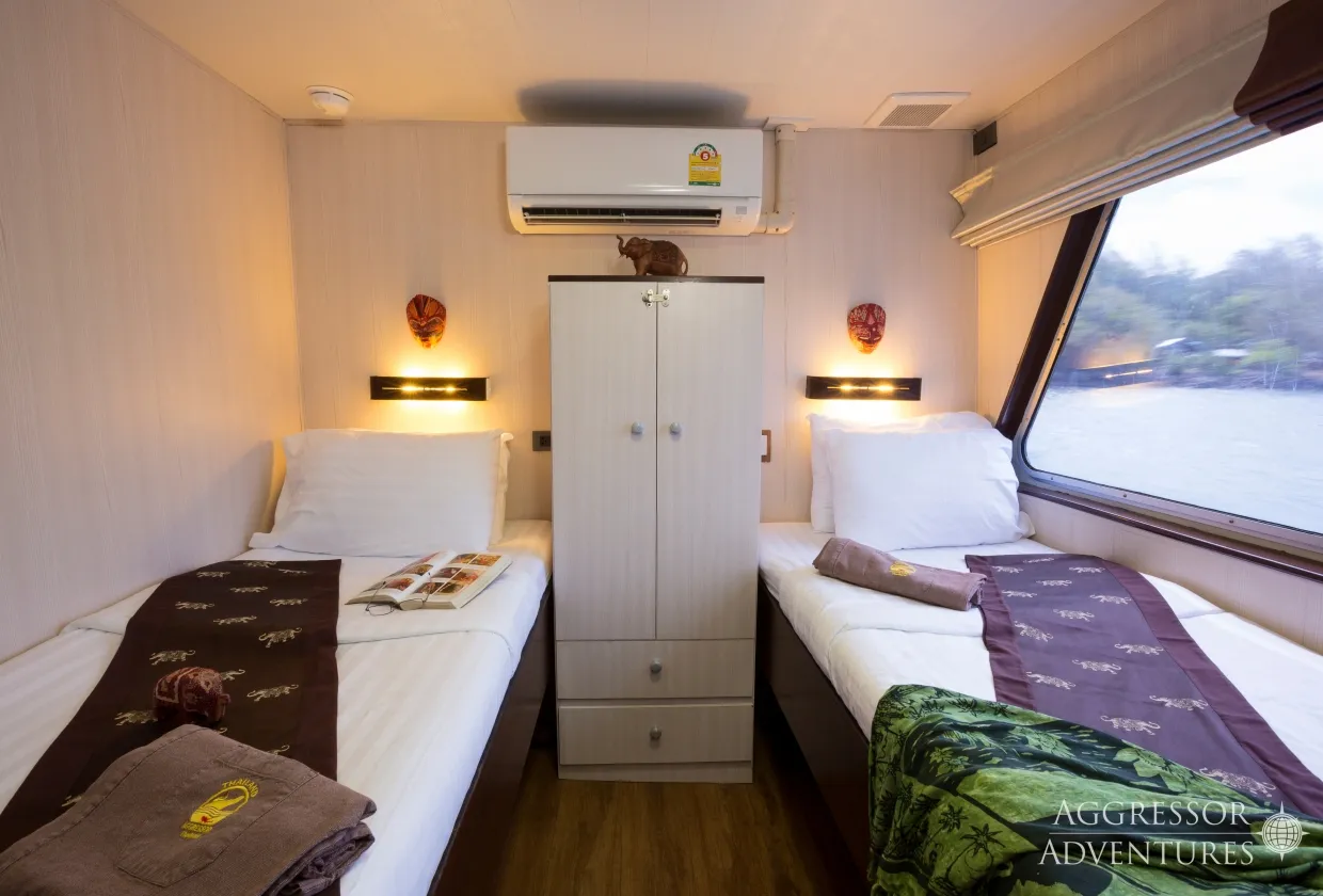 Deluxe cabin of Thailand Aggressor — wardrobe and reading lights