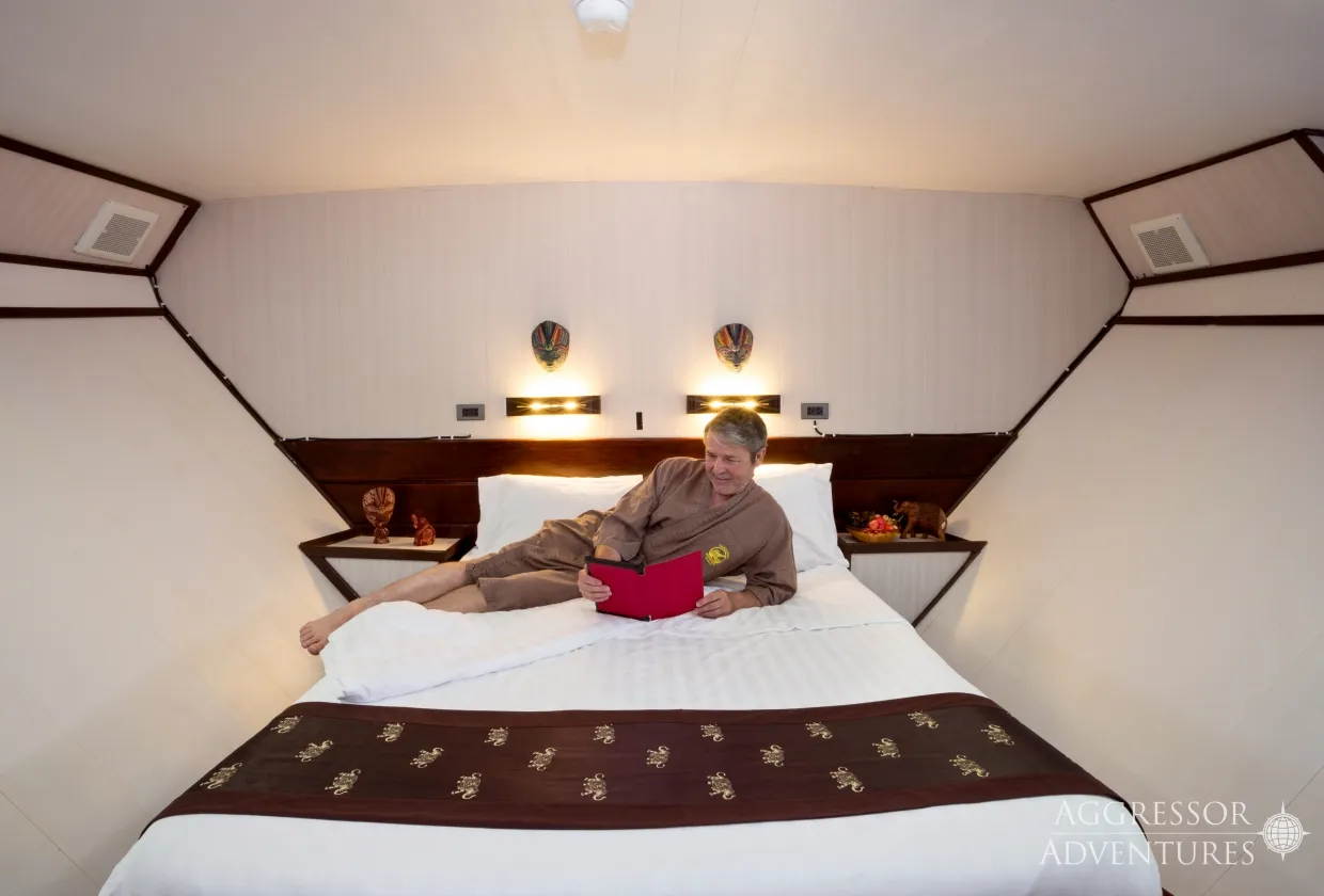 Lower-deck master stateroom of Thailand Aggressor with a queen bed